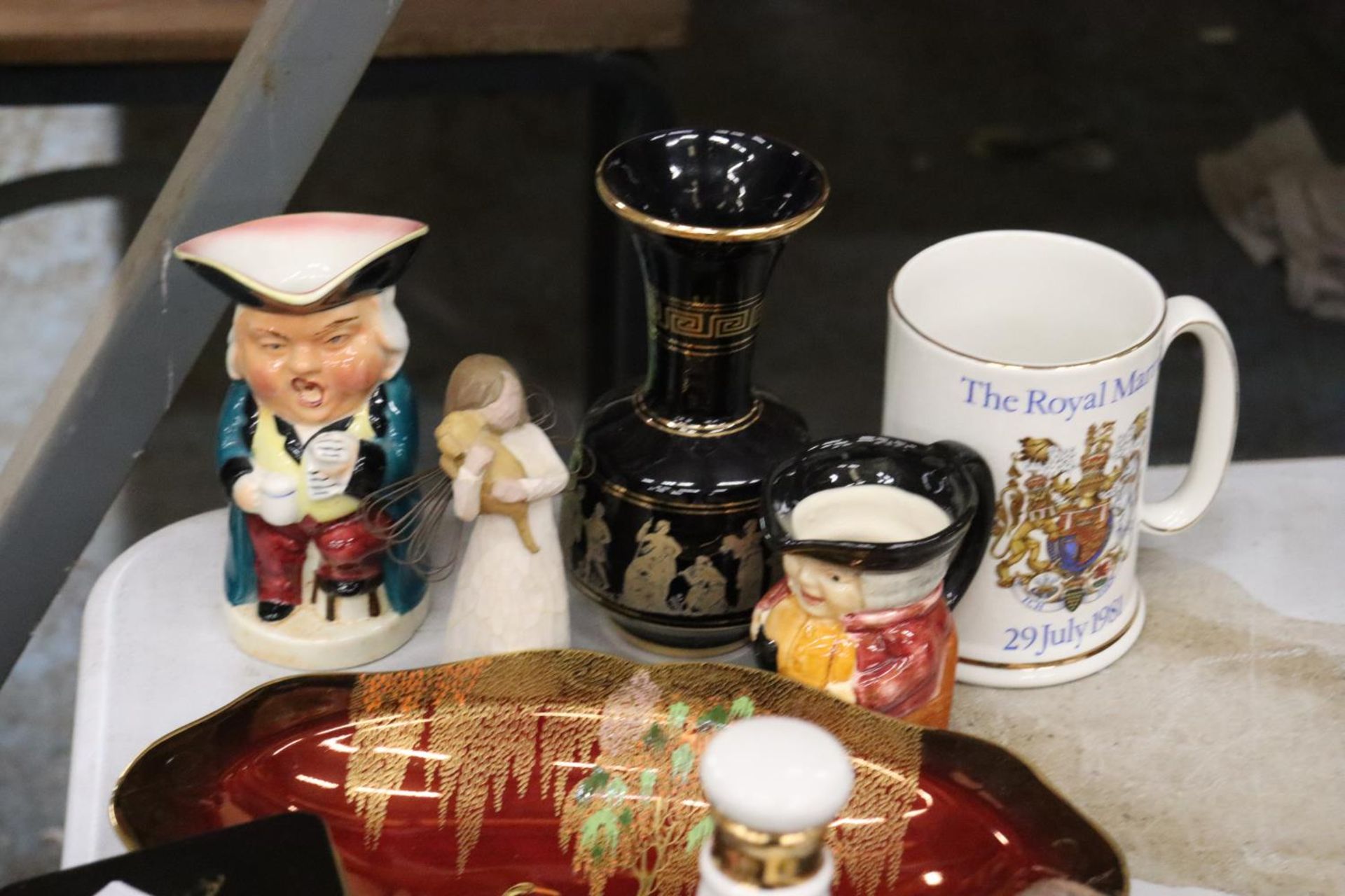 A QUANTITY OF CERAMICS, ETC TO INCLUDE A CARLTON WARE 'ROUGE ROYALE' DISH, BELL'S WHISKY DECANTER, - Image 4 of 5