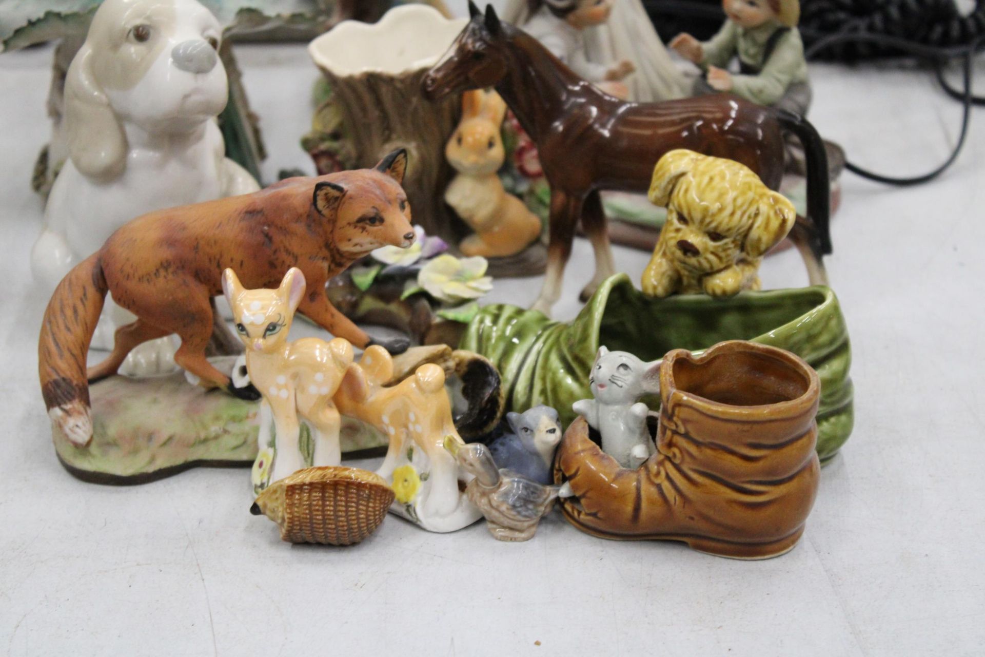 A COLLECTION OF CERAMIC ANIMALS AND FIGURES TO INCLUDE A SYLVAC DOG WITH SLIPPER, CONTINENTAL - Image 2 of 7