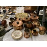 A MIXED LOT OF BRASSWARE FEATURING TRAGUS WARE, LINTON WARE. TO INCLUDE POTS, PANS, TEAPOT AND JELLY