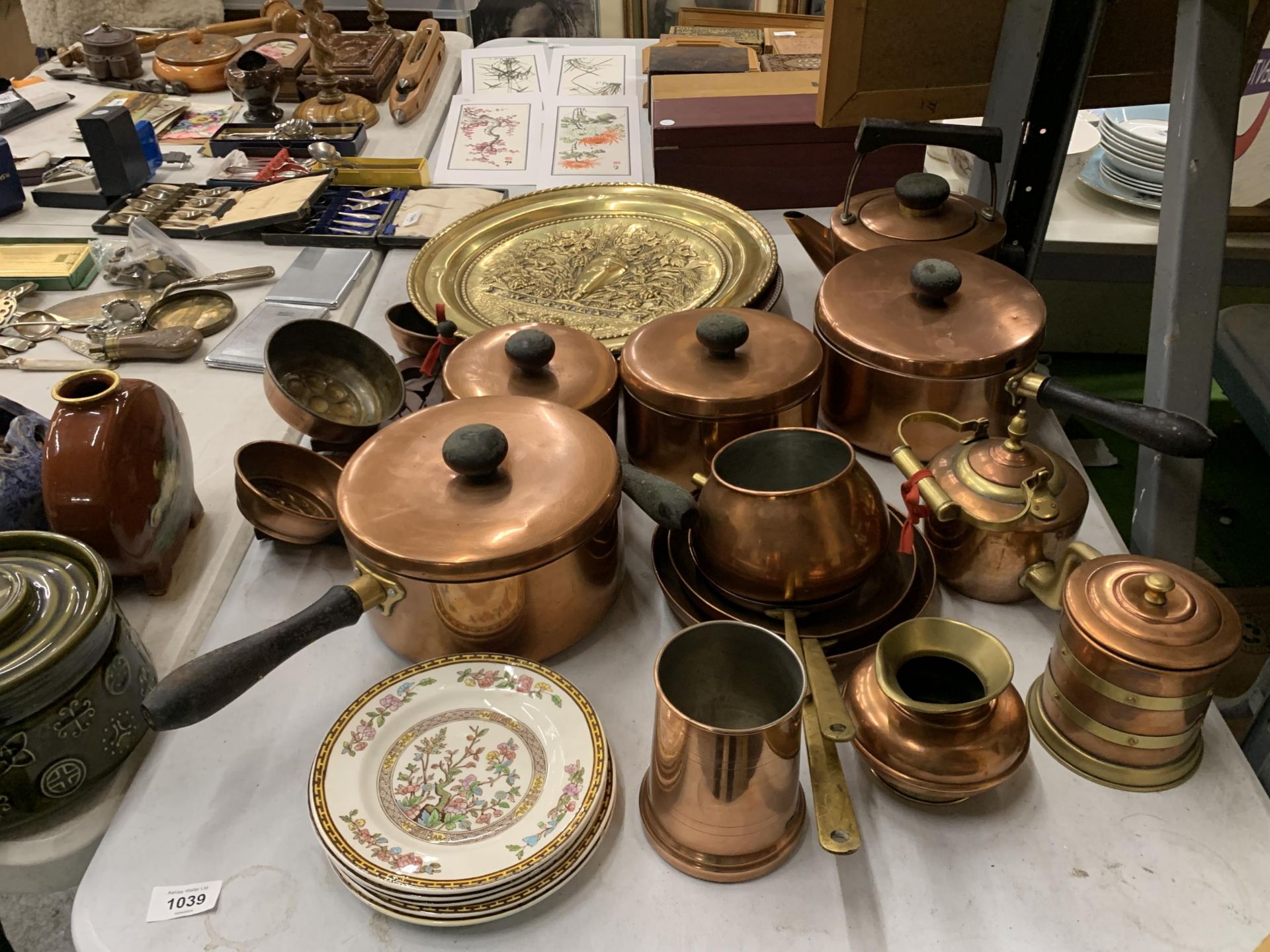 A MIXED LOT OF BRASSWARE FEATURING TRAGUS WARE, LINTON WARE. TO INCLUDE POTS, PANS, TEAPOT AND JELLY