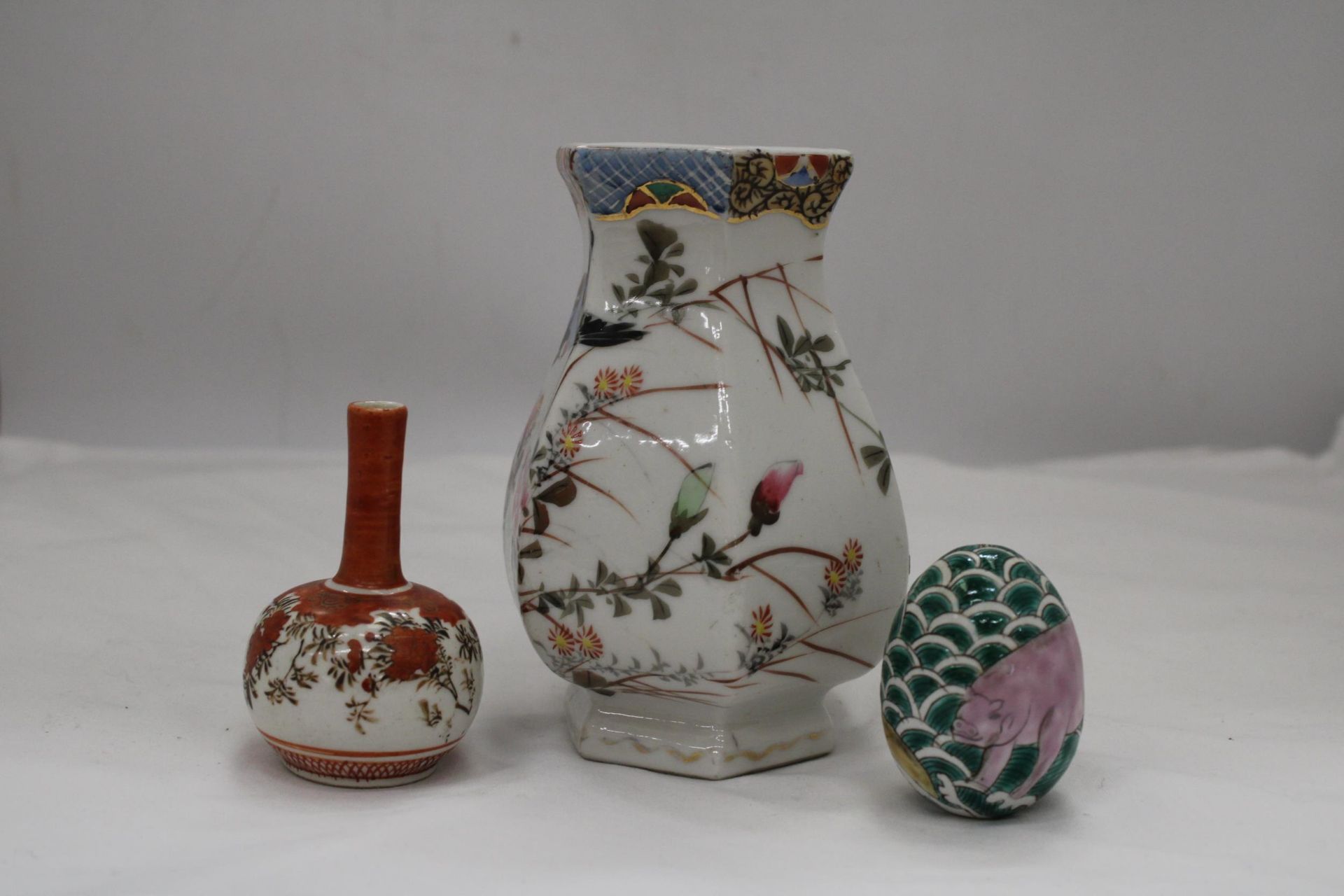 AN ORIENTAL HEXAGONAL VASE, SMALLER ORIENTAL VASE AND DECORATED EGG - Image 4 of 6