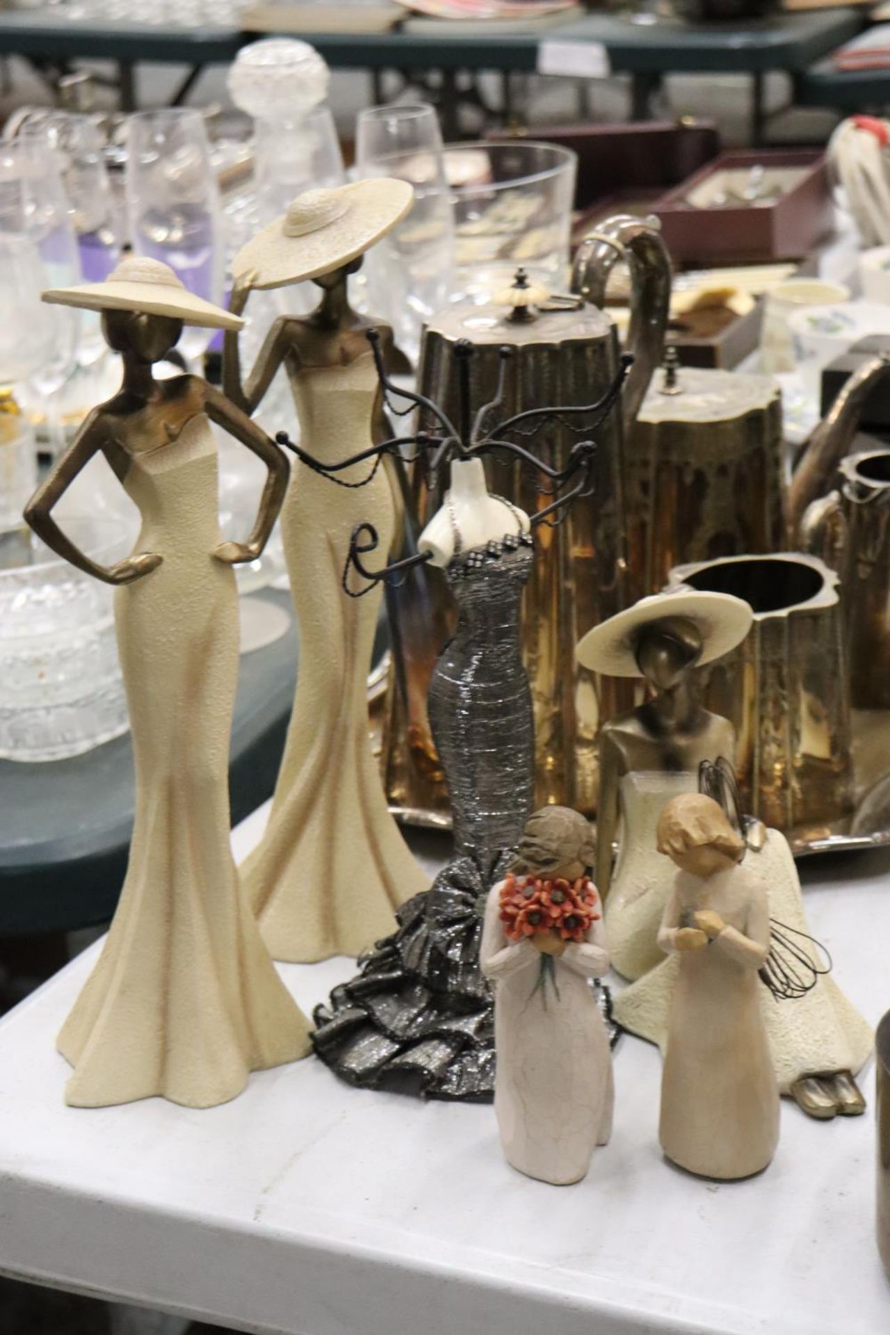 A QUANTITY OF FIGURES TO INCLUDE WILLOWTREE AND A JEWELLERY STAND