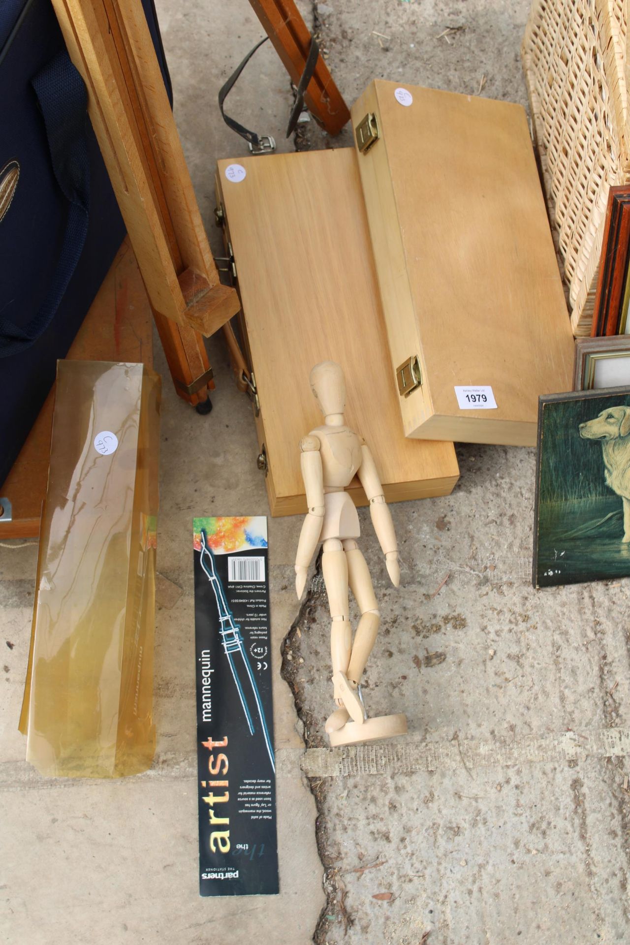 AN ASSORTMENT OF ARTISTS ITEMS TO INCLUDE EASELS AND PAINT BOXES ETC - Image 2 of 8