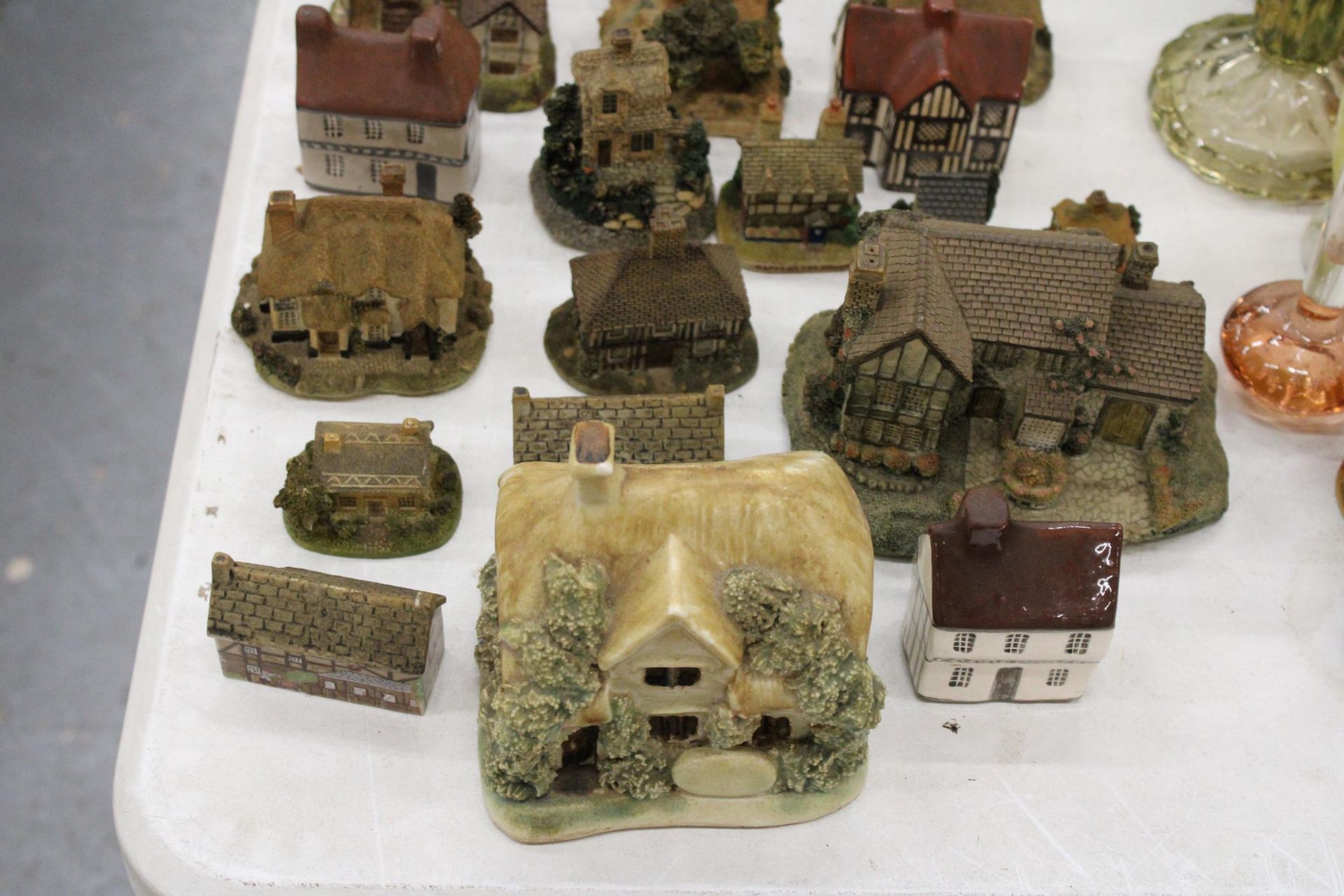 A LARGE QUANTITY OF COLLECTABLE COTTAGES - 23 IN TOTAL - Image 3 of 6