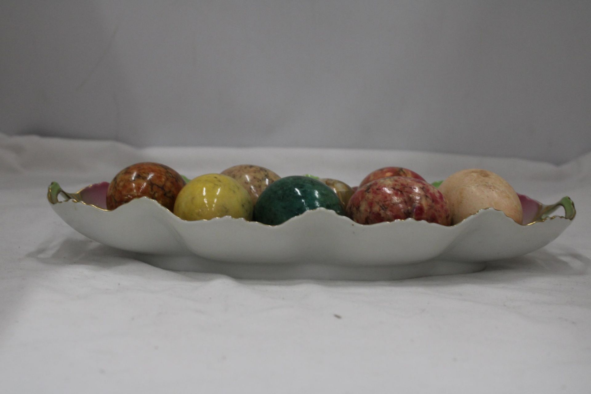A COLLECTION OF 8 COLOURED MARBLE STYLE EGGS - Bild 2 aus 4