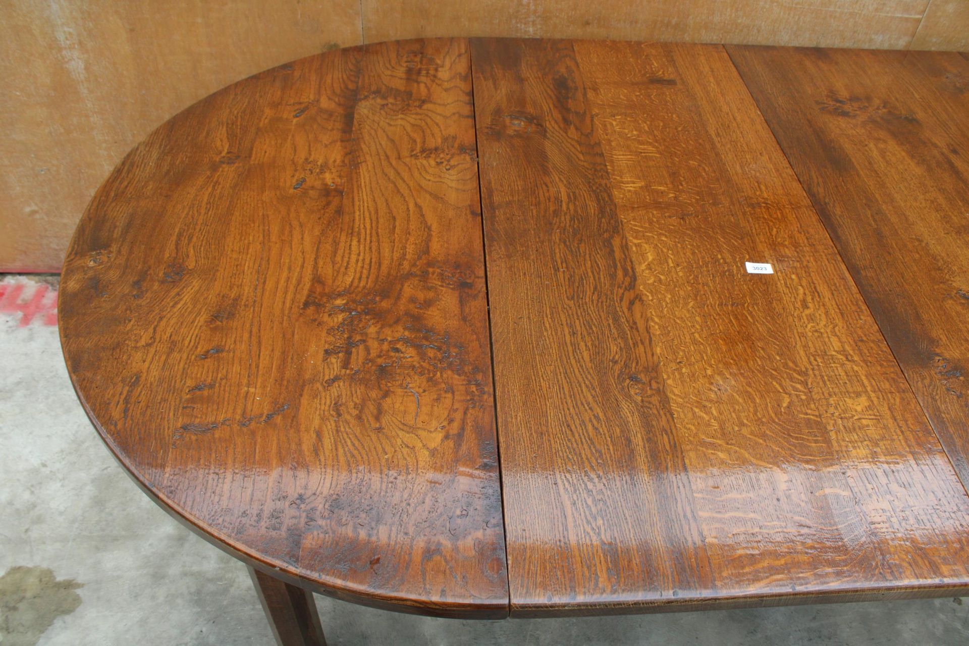 AN OAK BESPOKE EXTENDING DINING TABLE ON SQUARE CHAMFERRED LEGS, 48" X 24", WITH FOUR LEAVES, EACH - Image 5 of 7