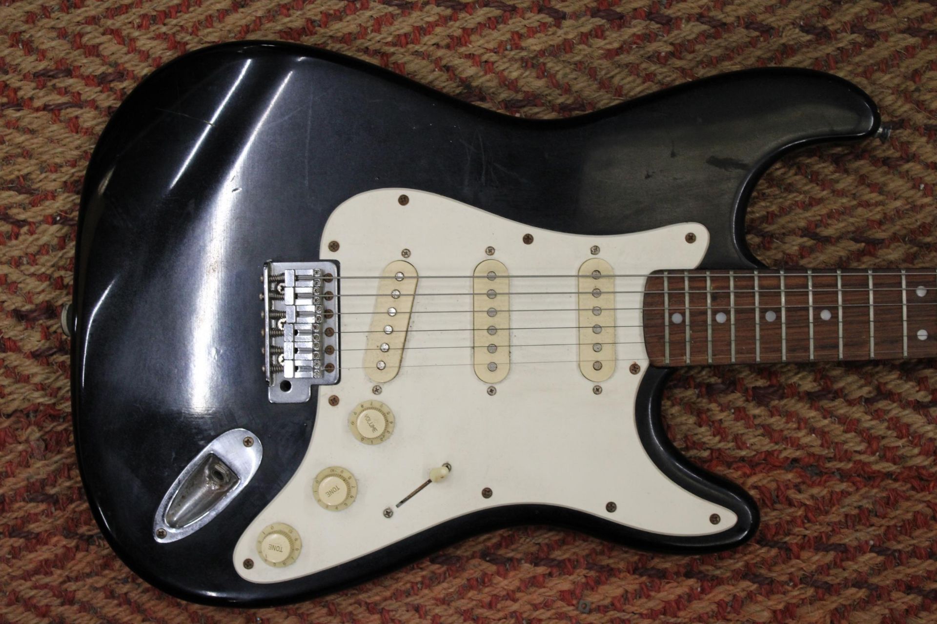 AN ENCORE BLACK STRATOCASTER ELECTRIC GUITAR - Image 4 of 6