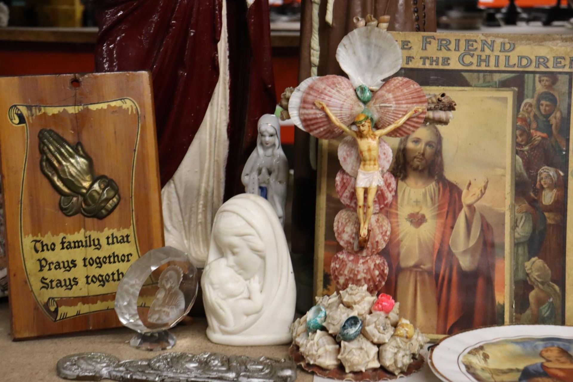 A COLLECTION OF RELIGIOUS ITEMS TO INCLUE A LARGE FIGURE OF JESUS - HAND MISSING, A MONK HOLDING A - Image 6 of 6