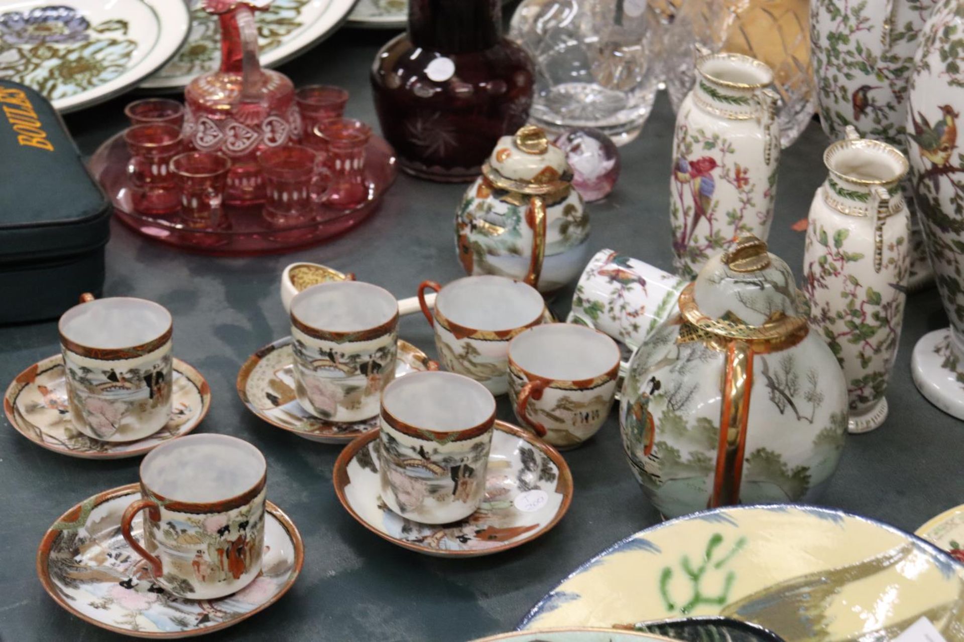 AN ORIENTAL TEASET TO INCLUDE TEAPOT, CUPS AND SAUCERS AND TO AUSTRIA VICTORIA LARGE VASES - Image 5 of 5