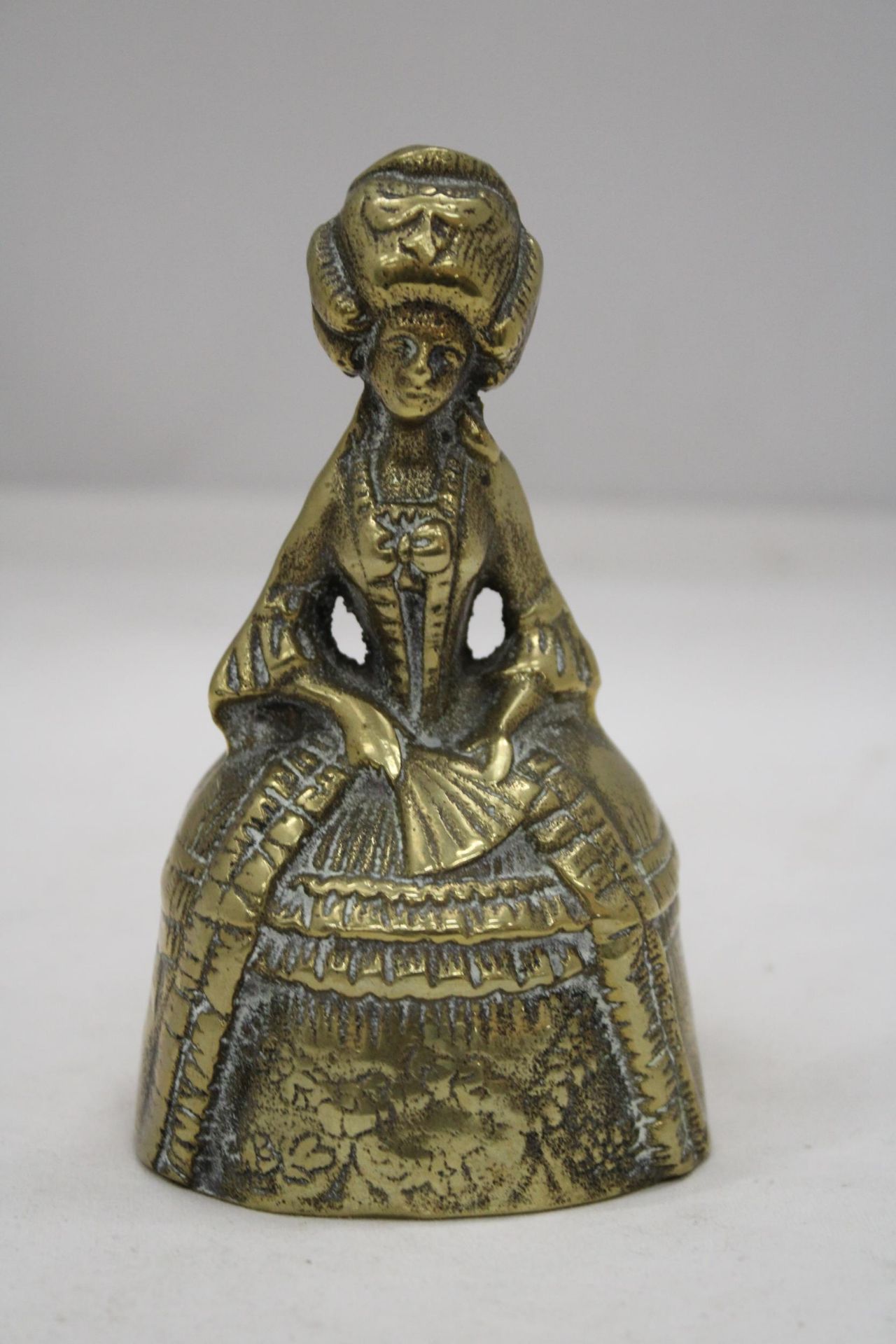 A VINTAGE BRASS BELL MODELLED AS A VICTORIAN WOMAN - Image 2 of 6