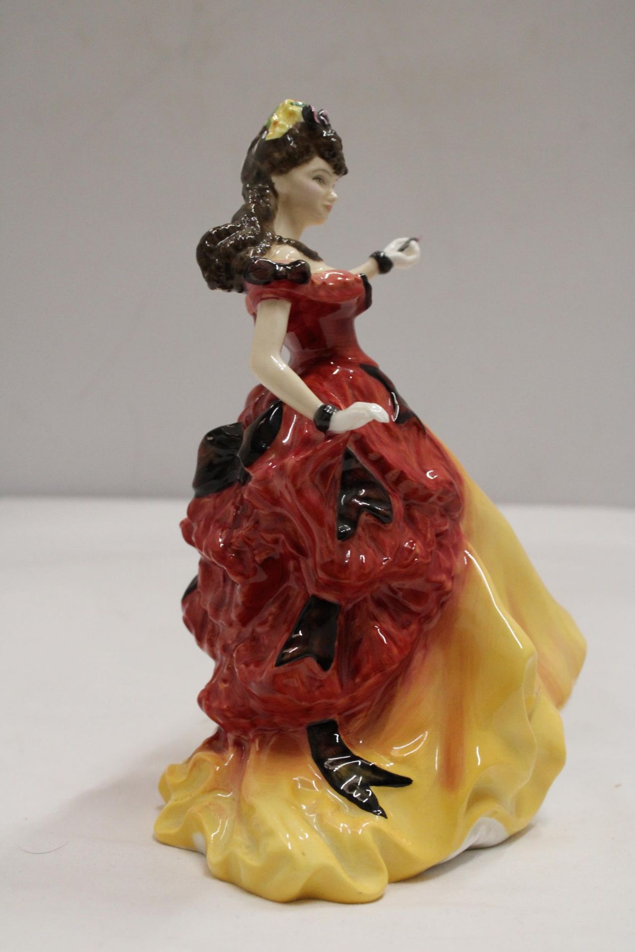 A ROYAL DOULTON FIGURE OF THE YEAR 1996 "BELLE" IN ORIGINAL BOX AND WITH CERTIFICATE OF AUTHENTICITY - Image 5 of 6