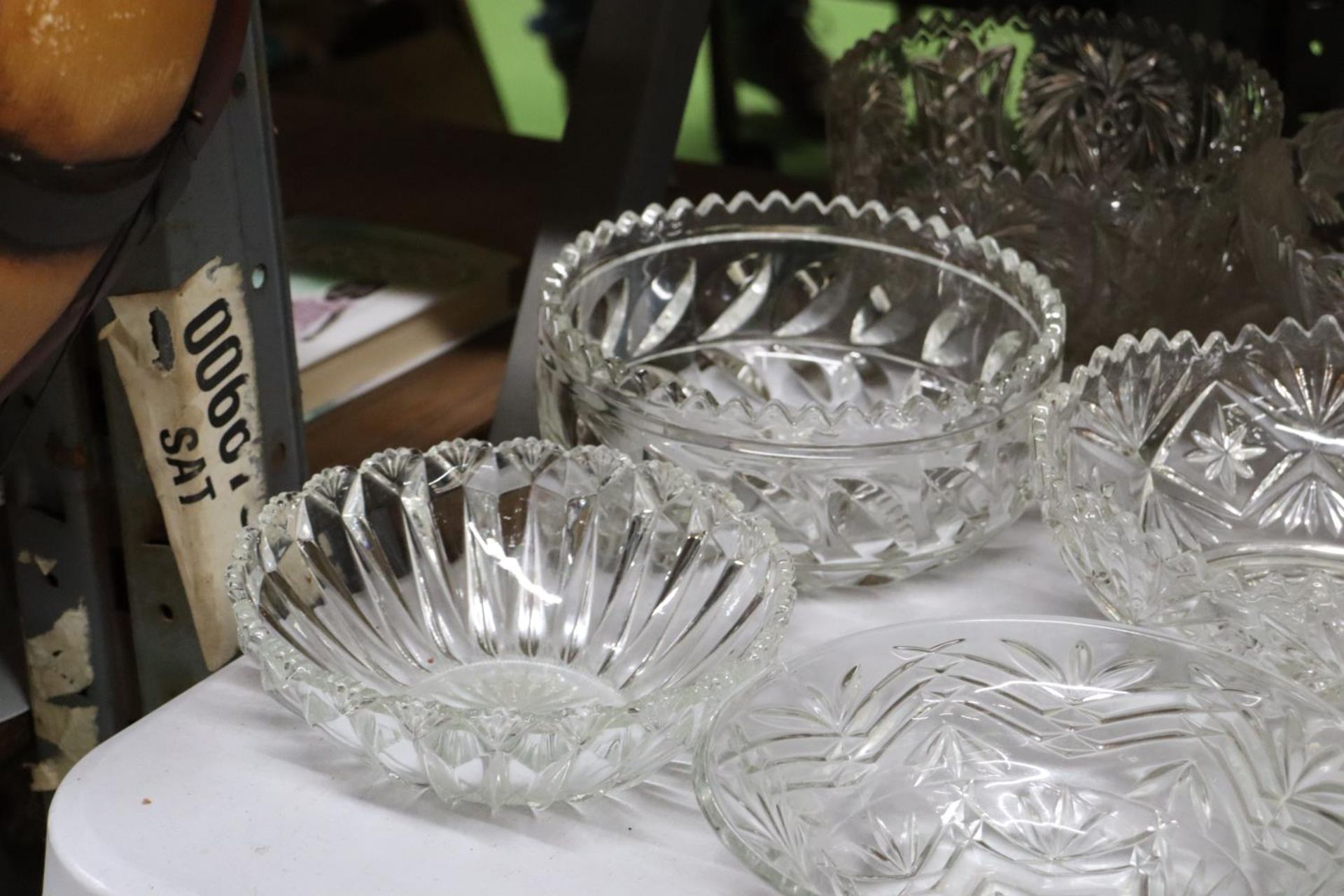 A QUANTITY OF GLASS FOOTED CAKE STANDS AND BOWLS - Bild 5 aus 5