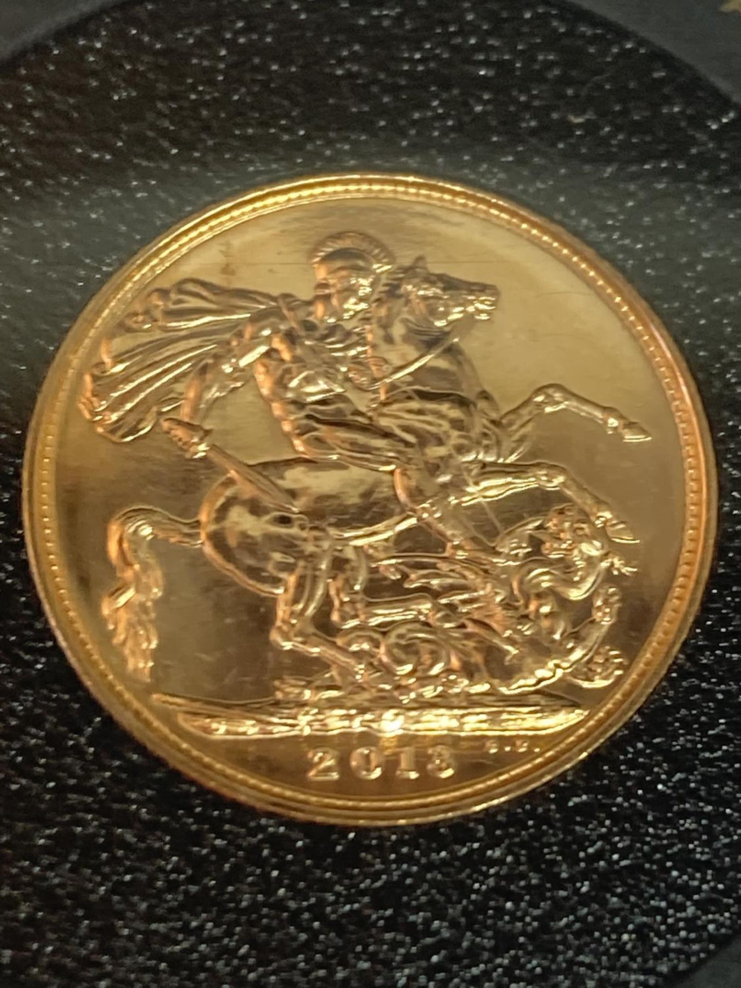 A 2013 GOLD SOVEREIGN WITH CERTIFICATE OF AUTHENTICITY - Bild 2 aus 3