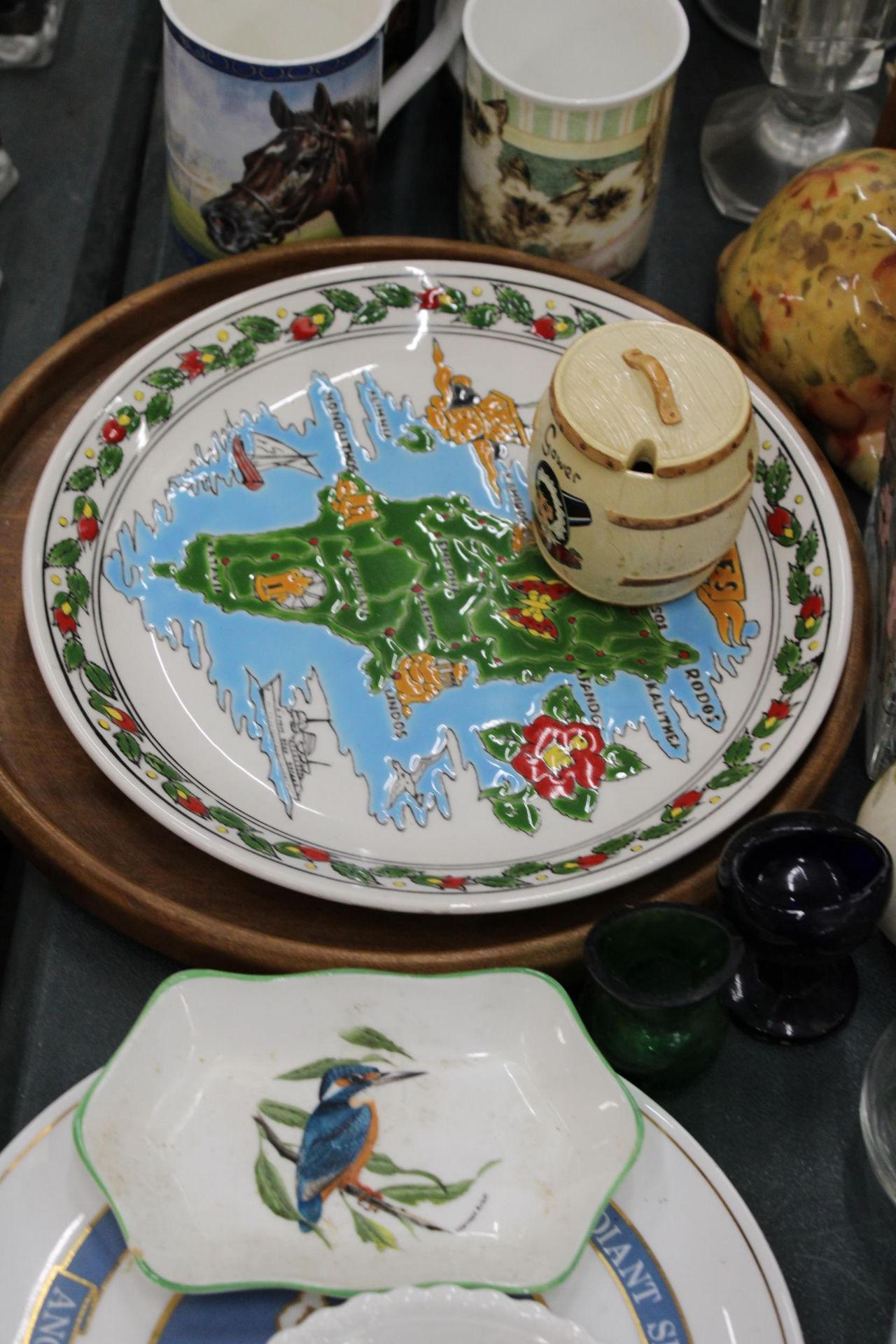 A MIXED LOT TO INCLUDE HORSE RACING MUGS, CABINET PLATES, PIN TRAYS, ANIMAL FIGURES, VICTORIAN EYE - Image 6 of 9