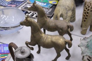 A PAIR OF LARGE VINTAGE BRASS TROTTING HORSES, HEIGHT 21CM, LENGTH 22CM