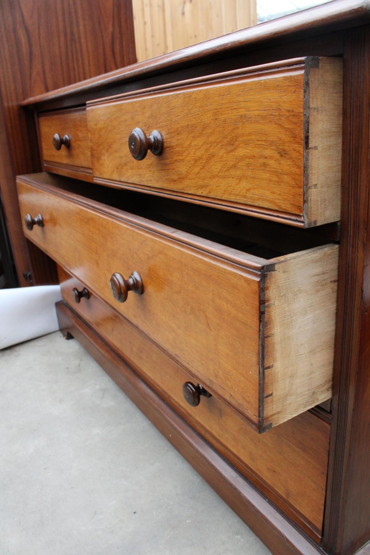 A VICTORIAN OAK CHEST OF TWO SHORT AND TWO LONG DRAWERS, 48" WIDE - Bild 4 aus 8