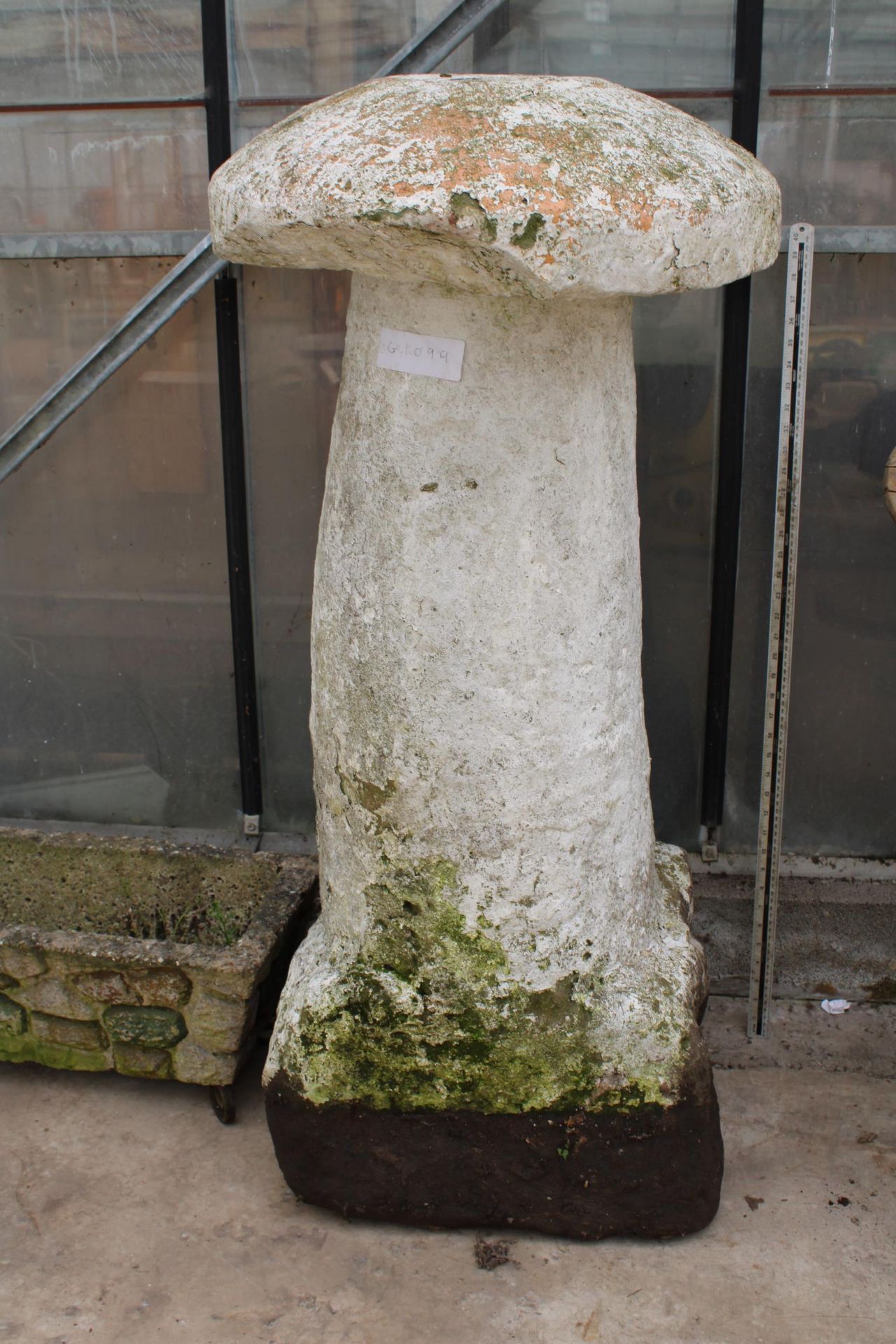 A LARGE SANDSTONE STADDLE STONE STYLE GARDEN FEATURE (H:116CM)