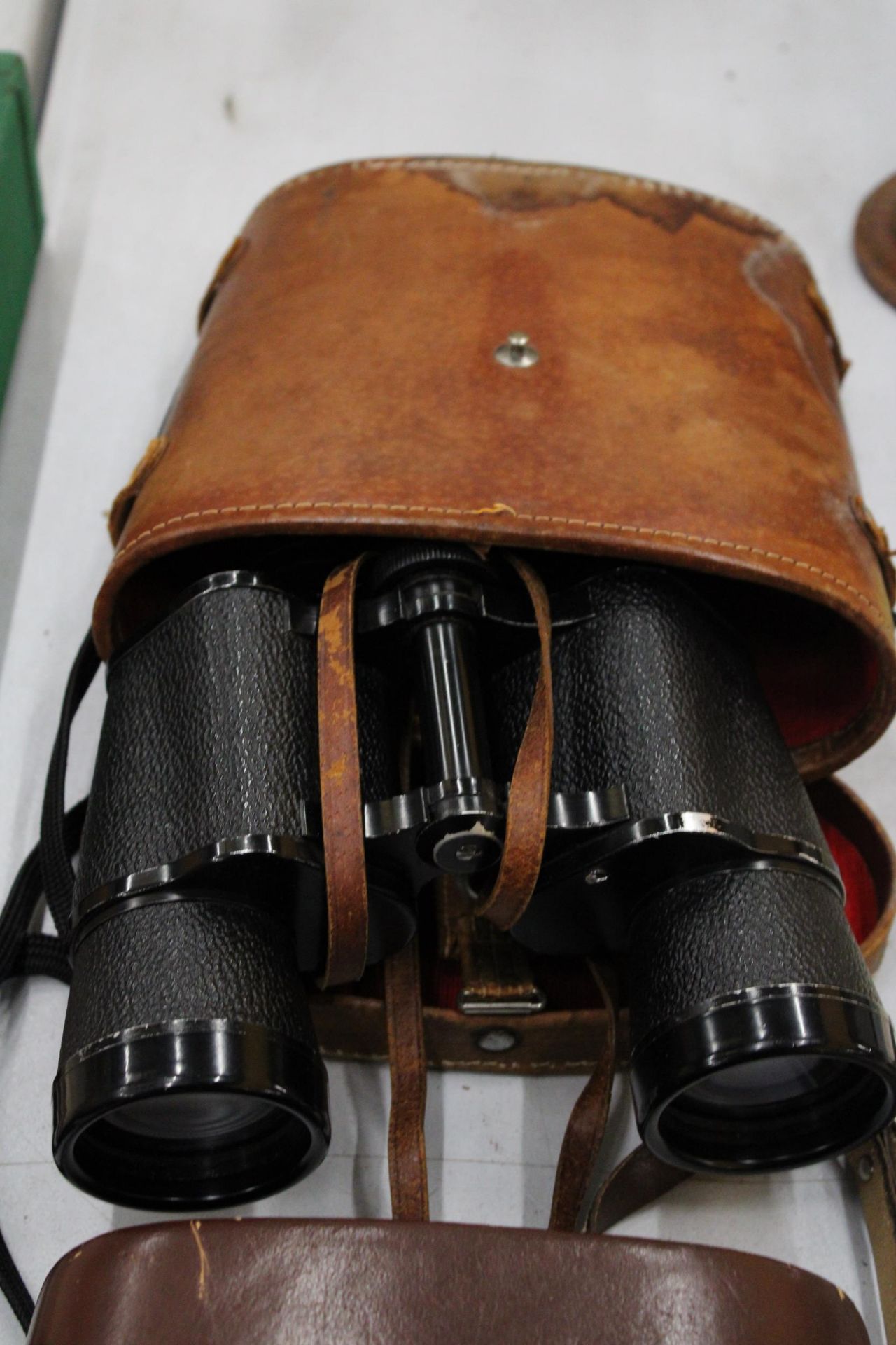 TWO PAIRS OF BINOCULARS IN LEATHER CASES TO INCLUDE CARL ZEISS - Image 2 of 5