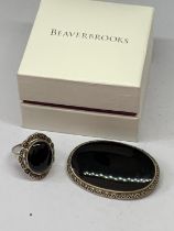 A SILVER AND BLACK STONE RING AND BROOCH WITH PRESENTATION BOX
