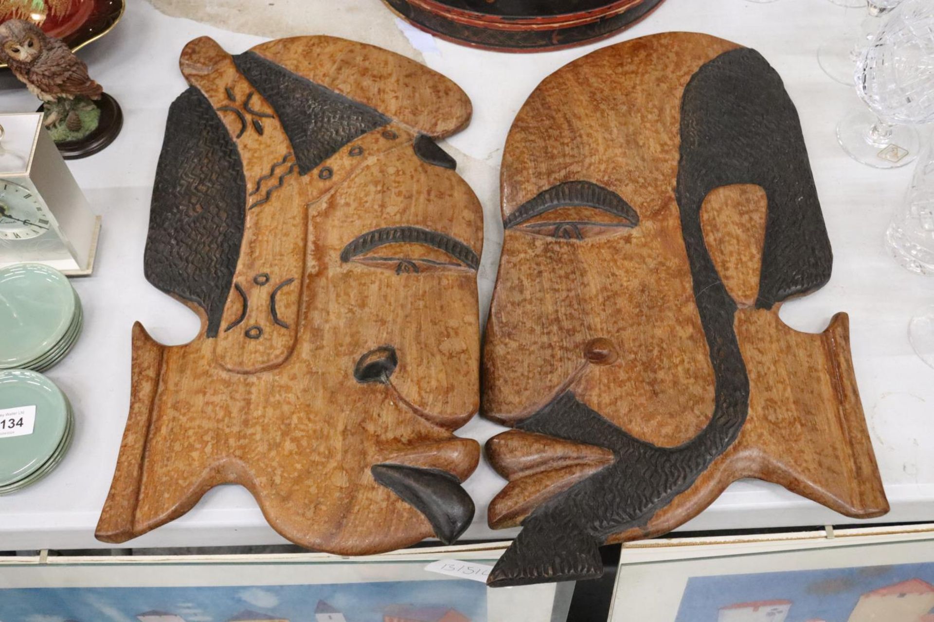 A PAIR OF LARGE CARVED WOODEN HEADS, IN THE STYLE OF PICASSO, 48CM X 26CM