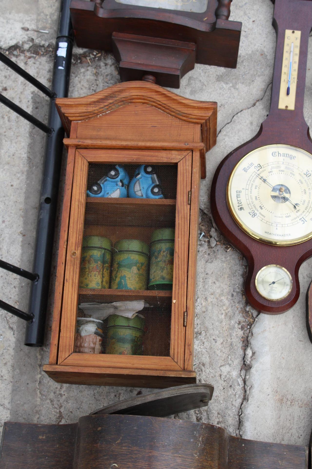 AN ASSORTMENT OF VARIOUS ITEMS TO INCLUDE CLOCKS AND BAROMETERS ETC - Image 2 of 4