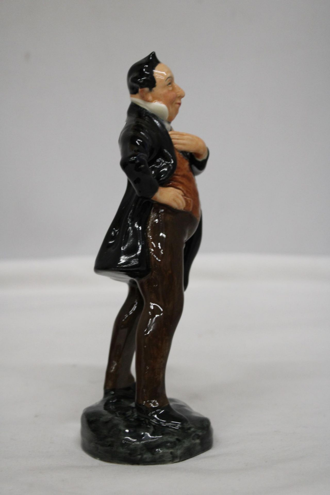 A ROYAL DOULTON 'PECKSNIFF' FIGURINE (HN 2098) - Image 3 of 6