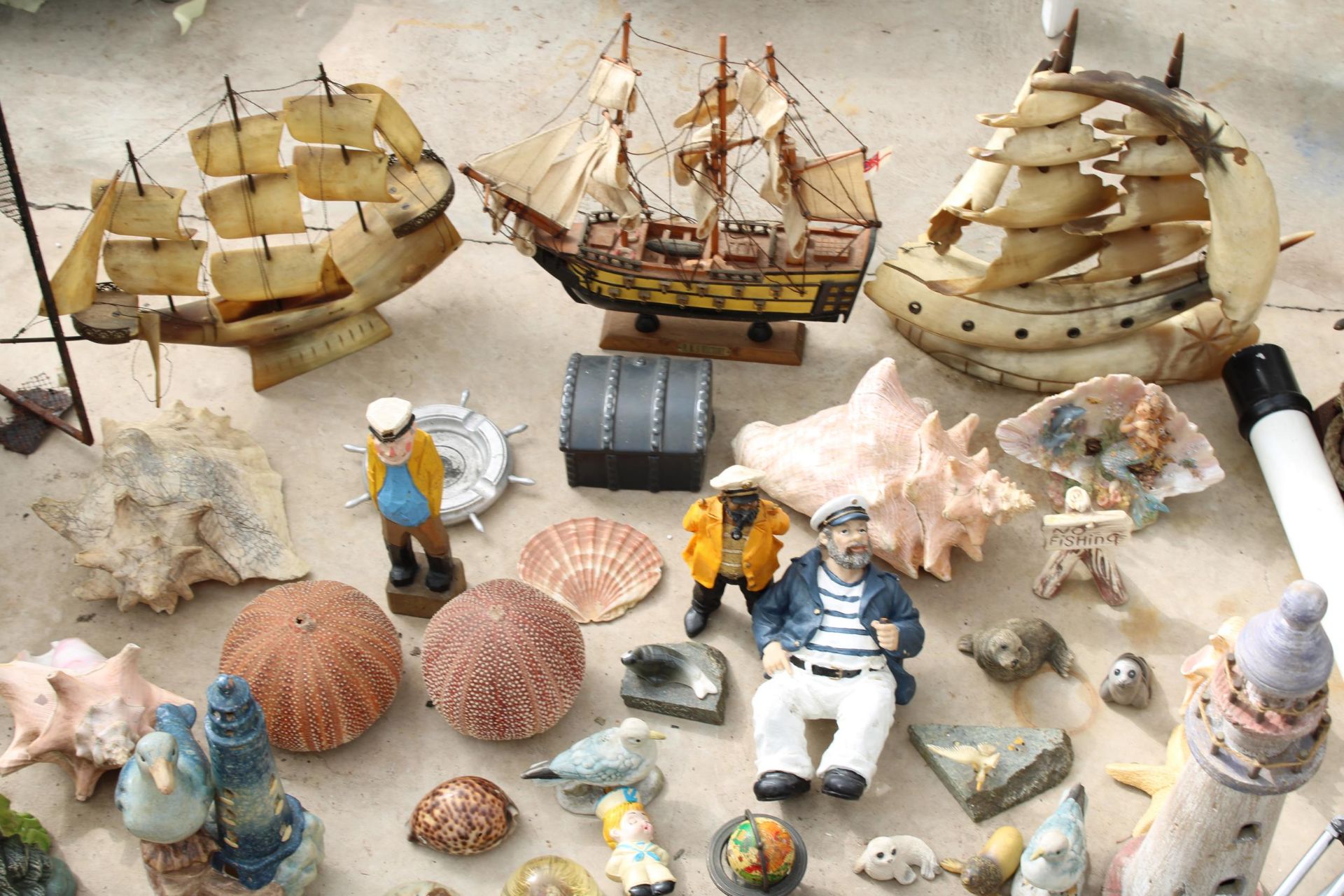 AN ASSORTMENT OF NAUTICAL RELATED ITEMS TO INCLUDE SHIPS, SAILORS AND ANIMALS ETC - Image 2 of 6