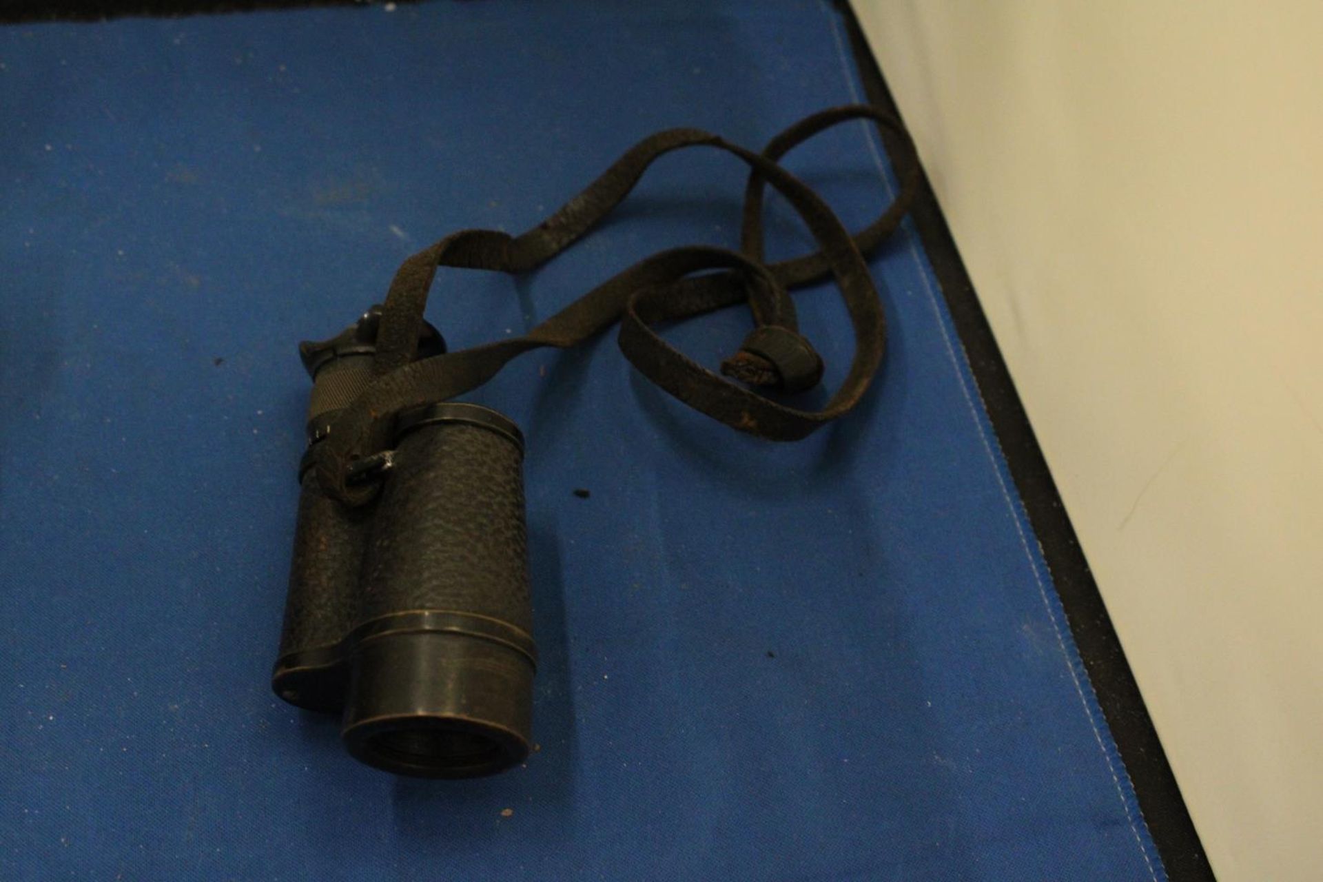 TWO VINTAGE ITEMS TO INCLUDE A MONOCULAR AND A HORSES HOOF - Image 5 of 7