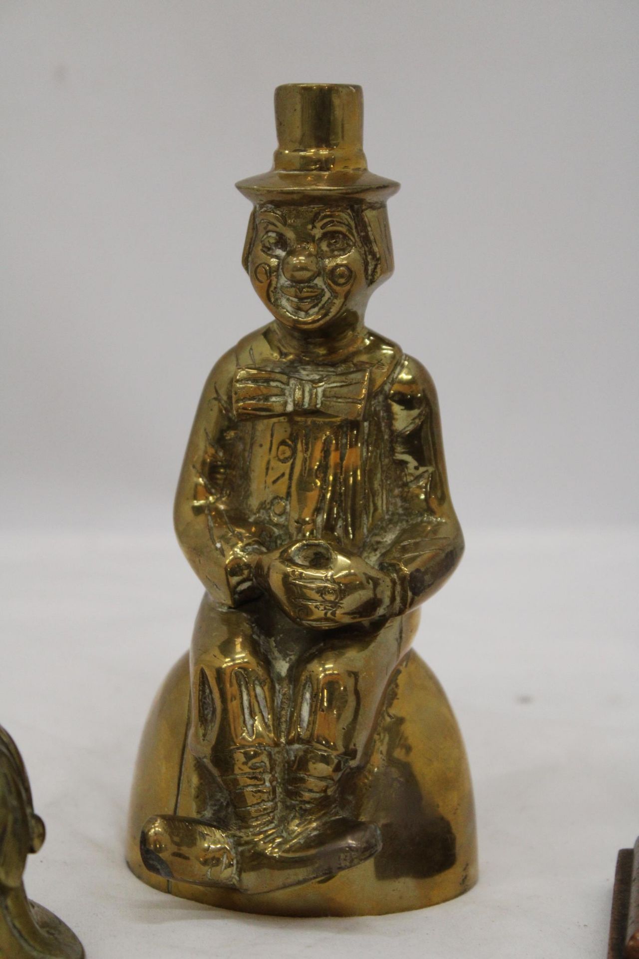 THREE BRASS ITEMS TO INCLUDE A HEAVY PAPERWEIGHT, CLOWN AND RUGBY PLAYER - Image 6 of 7
