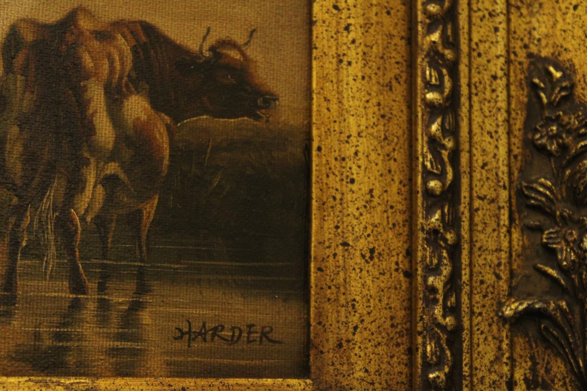 A GILT FRAMED OIL ON CANVAS SIGNED HARDER OF THREE COWS AND A BULL RESTING 19" X 25" - Image 3 of 6