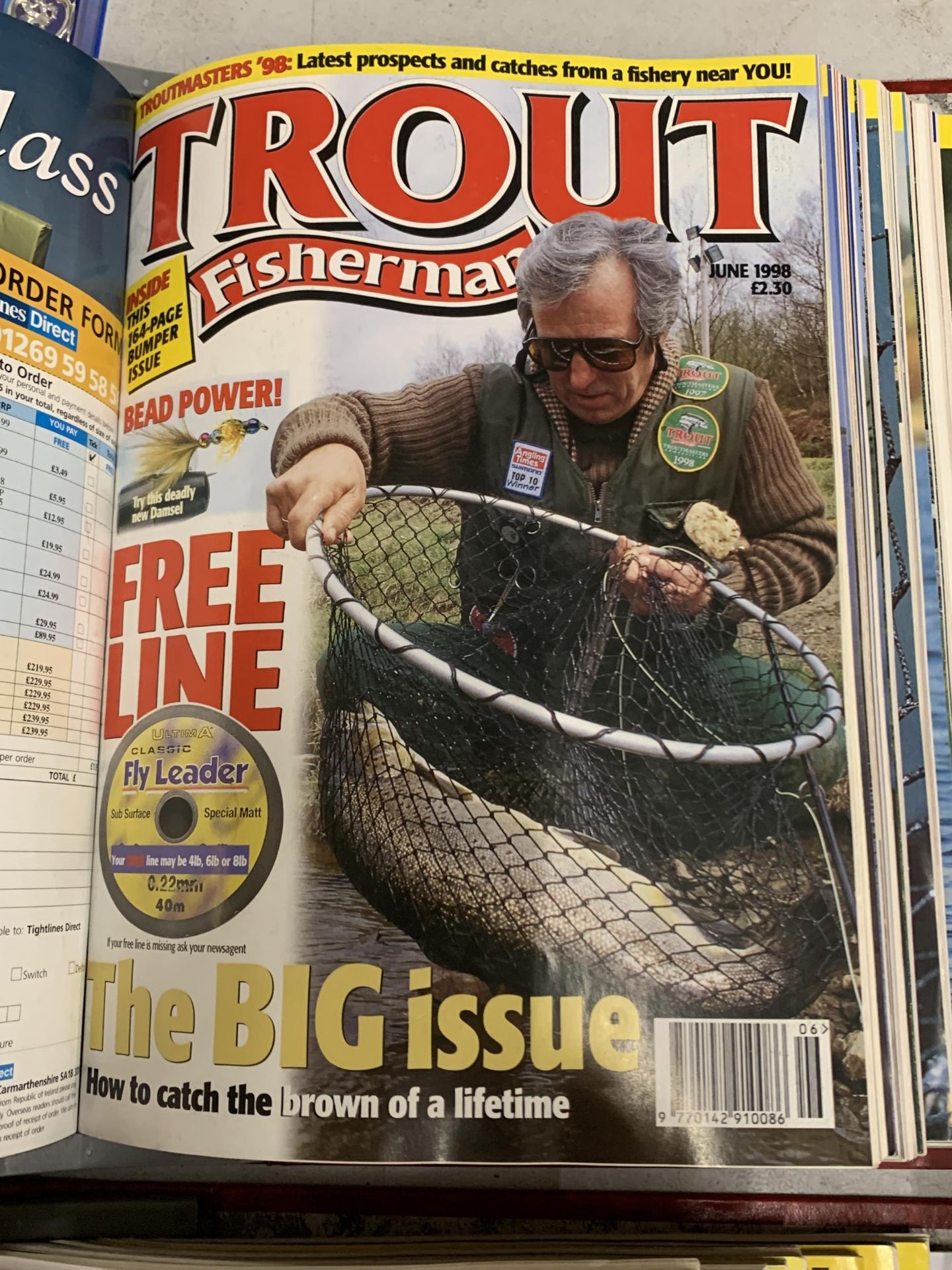 A LARGE COLLECTION OF FISHING MAGAZINES TO INCLUDE "TROUT FISHERMAN" AND "FLY FISHING AND FLY TYING" - Image 5 of 6