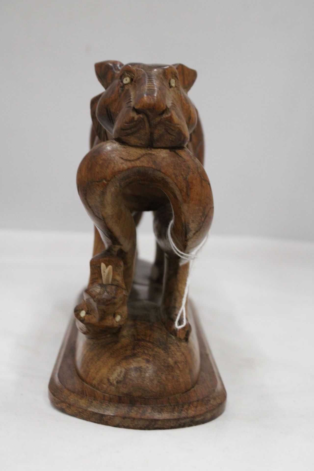 A CARVED WOODEN BIG CAT WITH A SNAKE, HEIGHT 17CM, LENGTH 28CM - Image 2 of 4