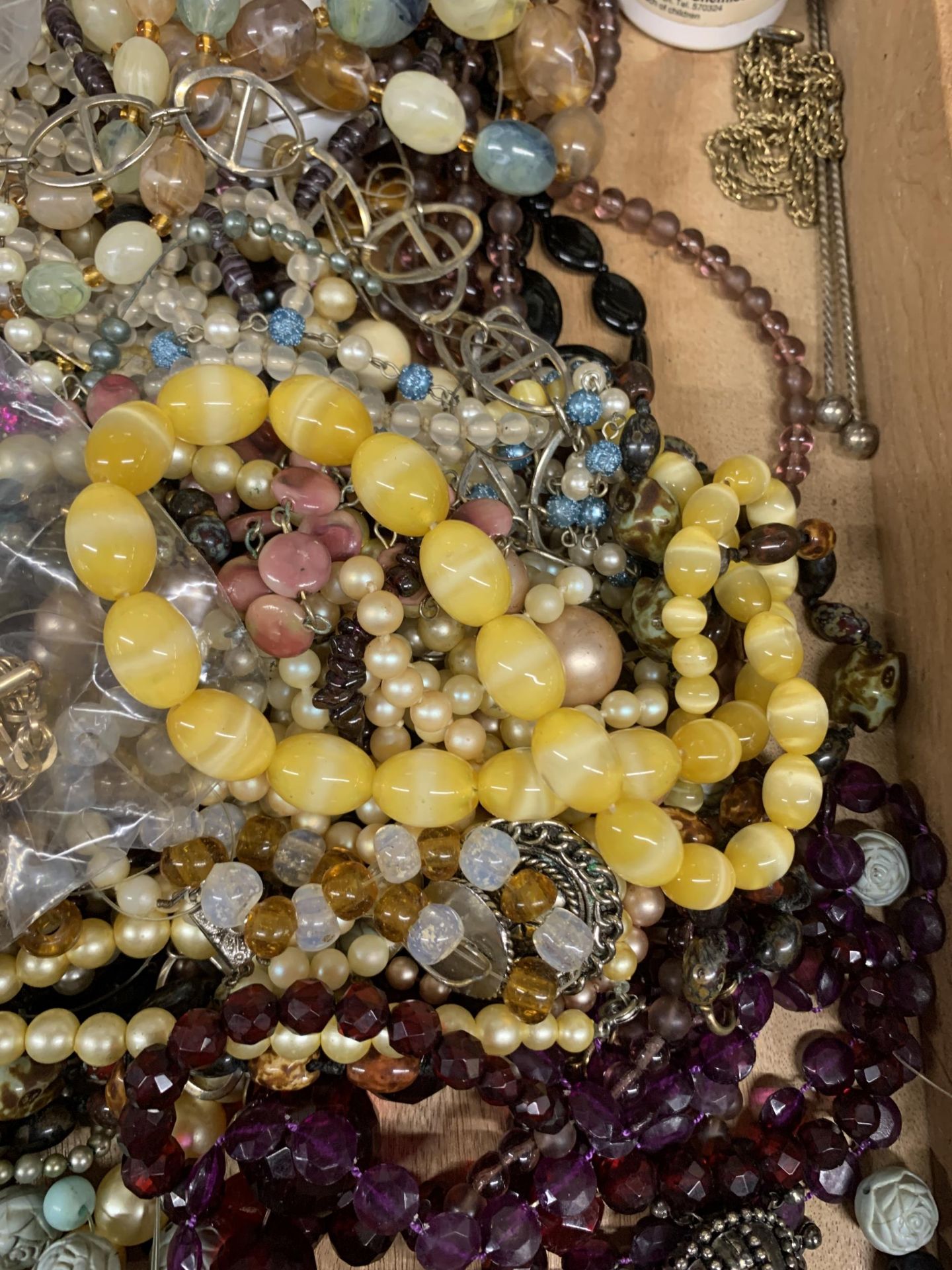 A QUANTITY OF COSTUME JEWELLERY TO INCLUDE NECKLACES, BRACELETS, ETC - Image 3 of 4