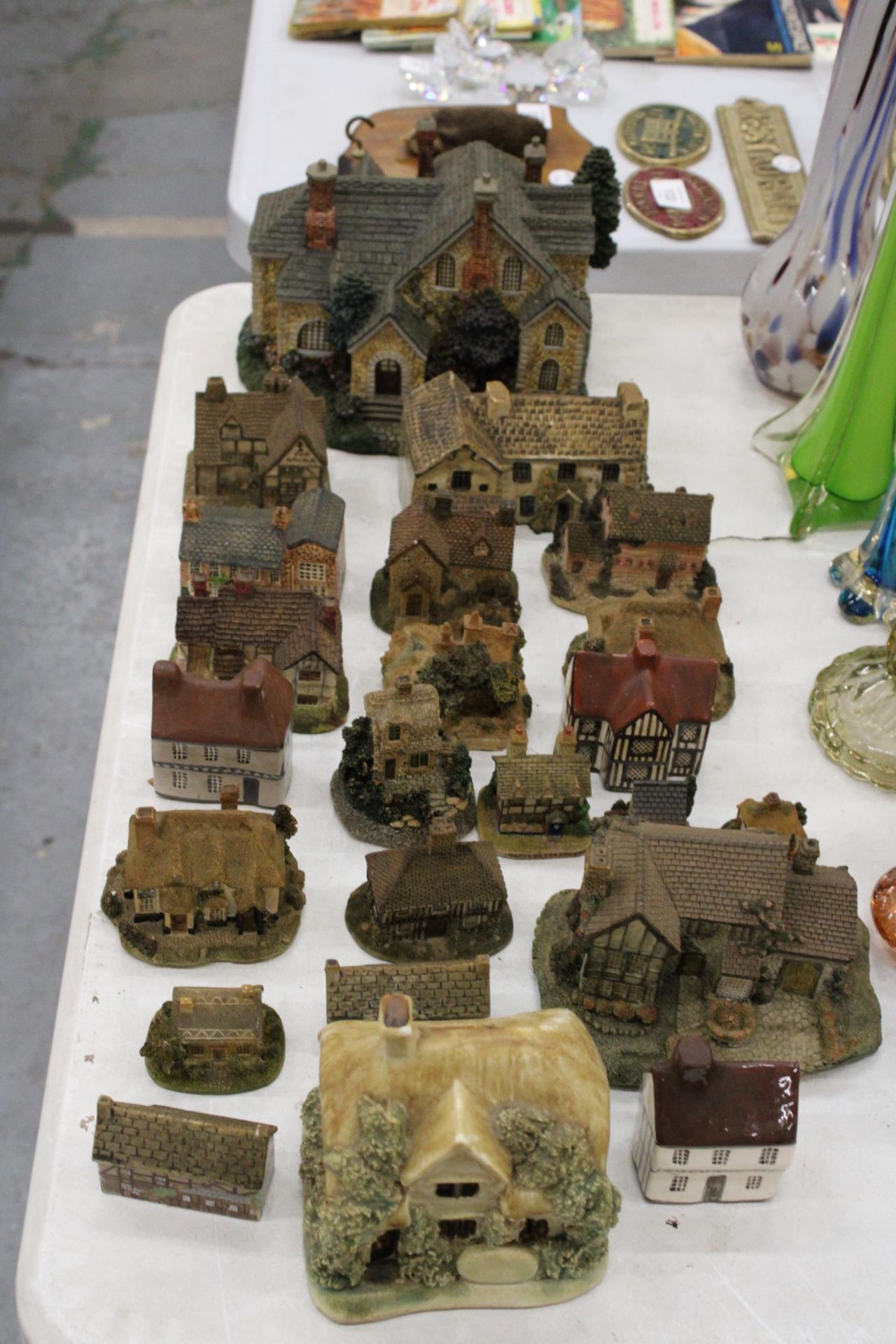A LARGE QUANTITY OF COLLECTABLE COTTAGES - 23 IN TOTAL
