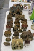 A LARGE QUANTITY OF COLLECTABLE COTTAGES - 23 IN TOTAL