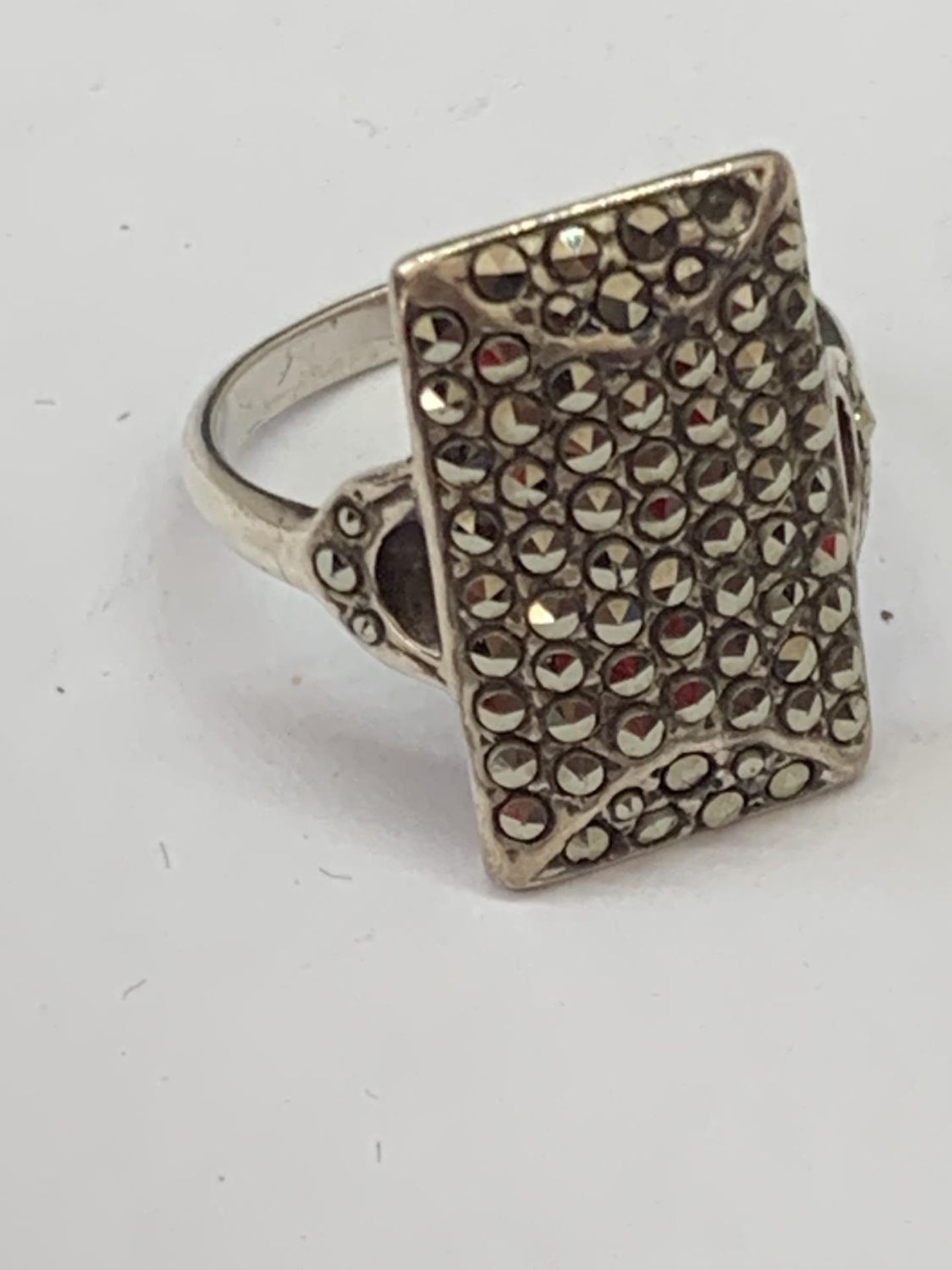 A SILVER RING IN A PRESENTATION BOX - Image 2 of 3