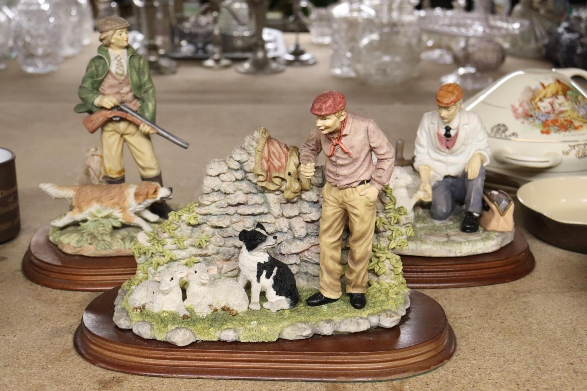 THREE LEONARDO COUNTRYSIDE FIGURES ON PLINTHS TO INCLUDE A VET WITH SHEEP, A FARMER AND A GAME - Image 5 of 5