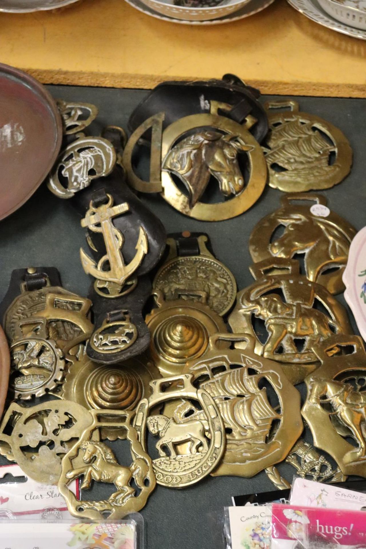 A LARGE COLLECTION OF SINGLE HORSE BRASSES