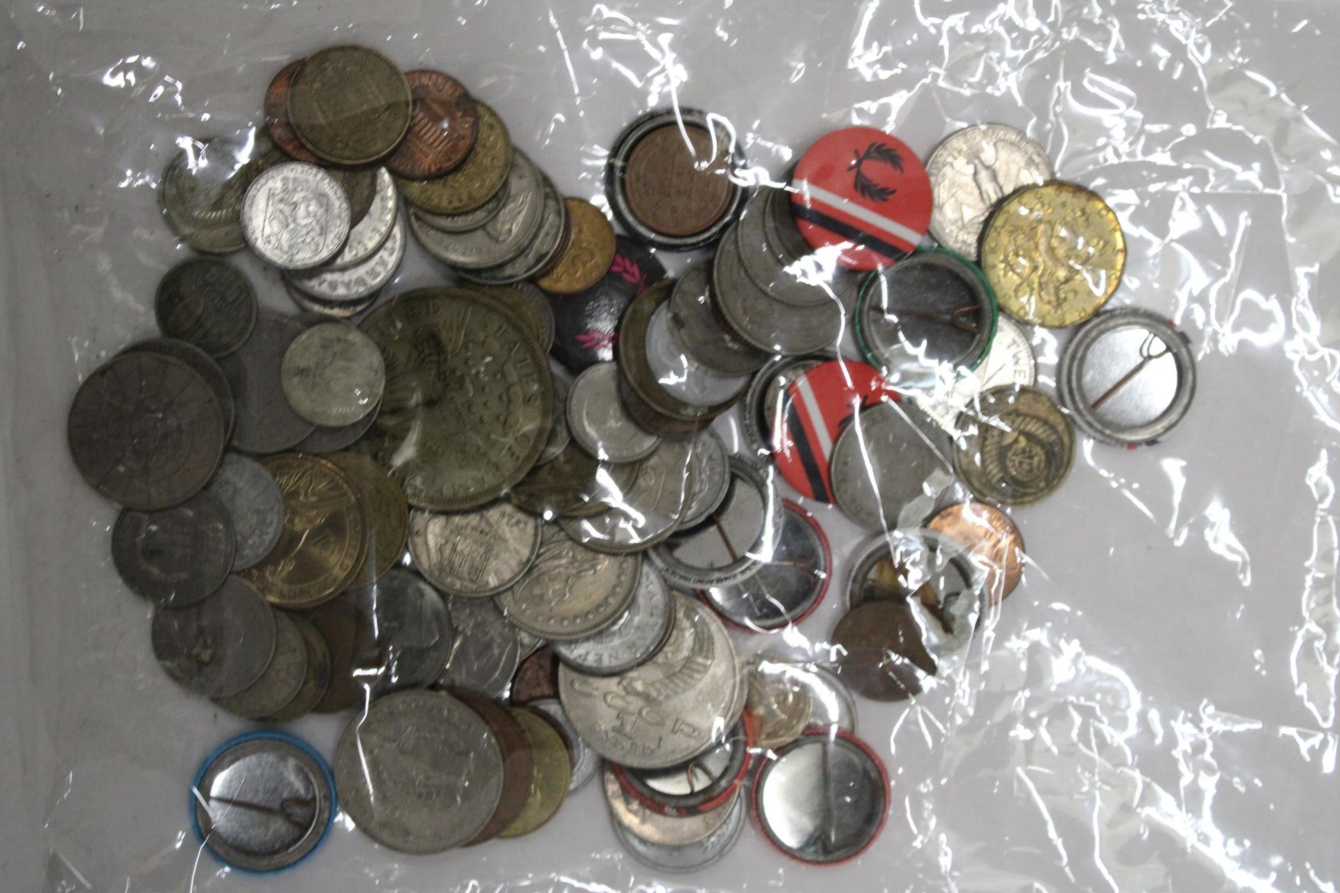 A COLLECTION OF VINTAGE FOREIGN COINS AND BADGES