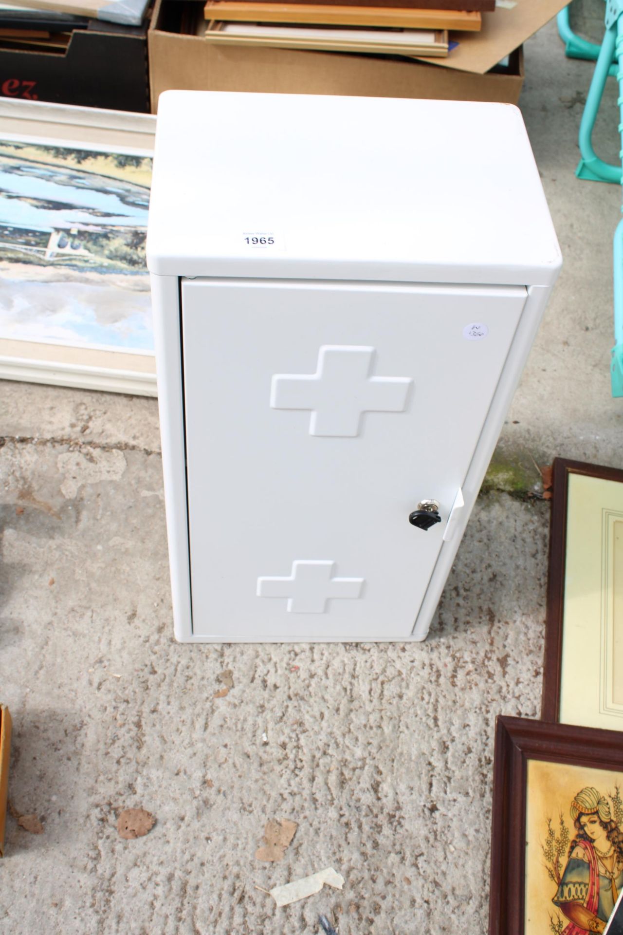 A METAL LOCKABLE FIRST AID CABINET WITH KEY