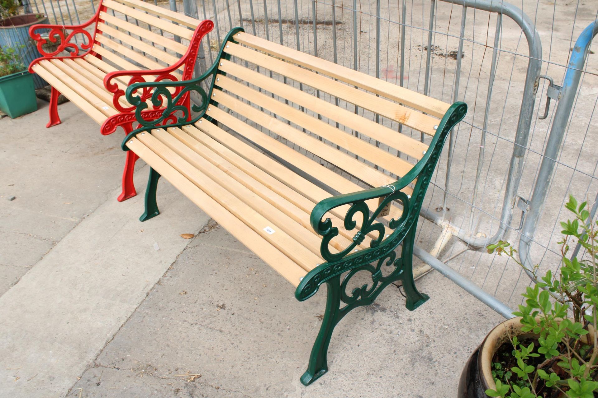 A WOODEN SLATTED GARDEN BENCH WITH DECORATIVE CAST ENDS - Bild 2 aus 2