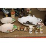 A MIXED LOT TO INCLUDE A MURANO BIRD PAPERWEIGHT, COALPORT PLATE, CARLTON WARE, BIRD FIGURES,