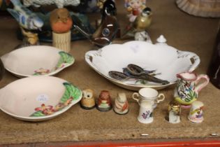 A MIXED LOT TO INCLUDE A MURANO BIRD PAPERWEIGHT, COALPORT PLATE, CARLTON WARE, BIRD FIGURES,