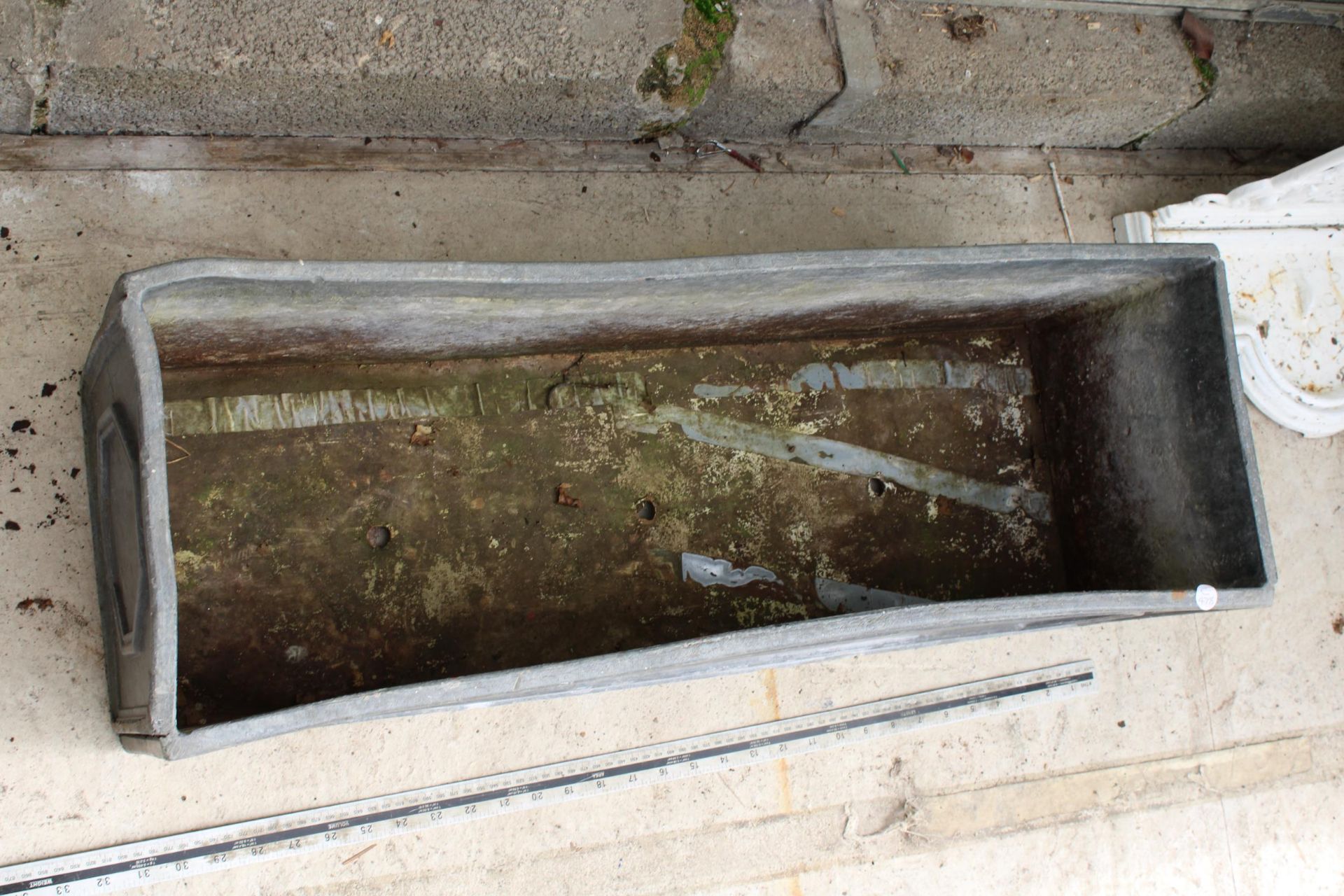 A VINTAGE SOLID HEAVY LEAD TROUGH PLANTER (L:78CM) - Image 3 of 3