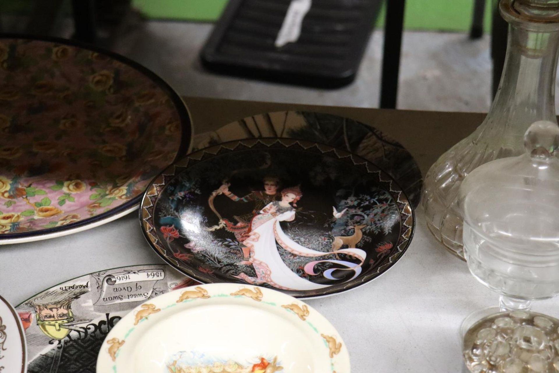 A MIXED LOT OF CABINET PLATES TO INCLUDE ROYAL PORCELAIN AND ROYAL DOULTON - PLUS A FURTHER TWO - Bild 5 aus 6