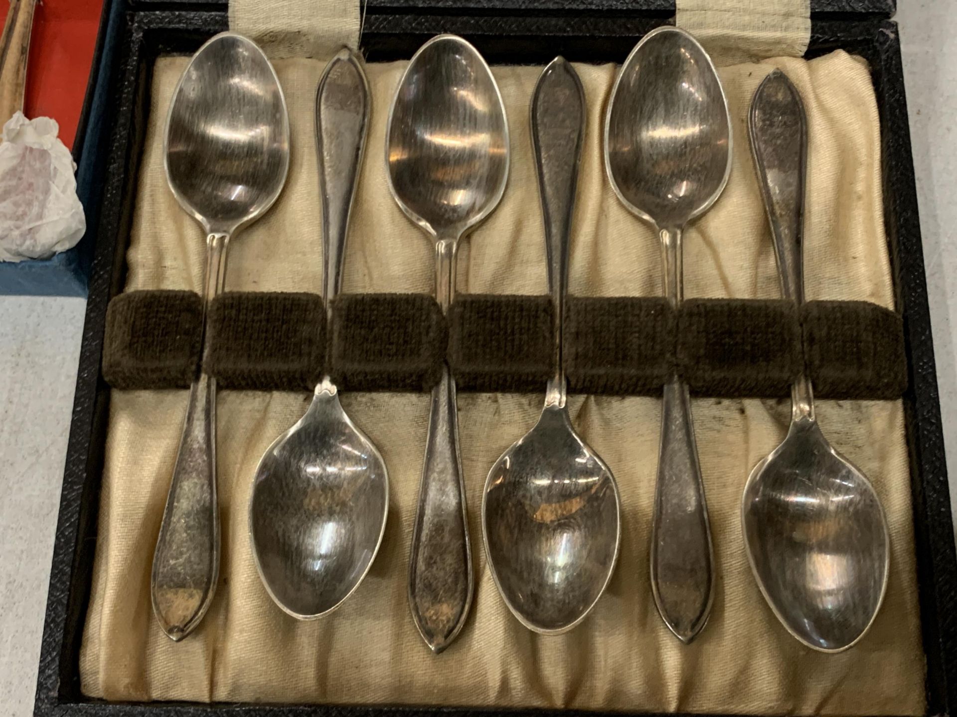 A QUANTITY OF FLATWARE INCLUDING SPOONS, DESSERT FORKS (SOME SILVER PLATED) ETC - Image 2 of 4