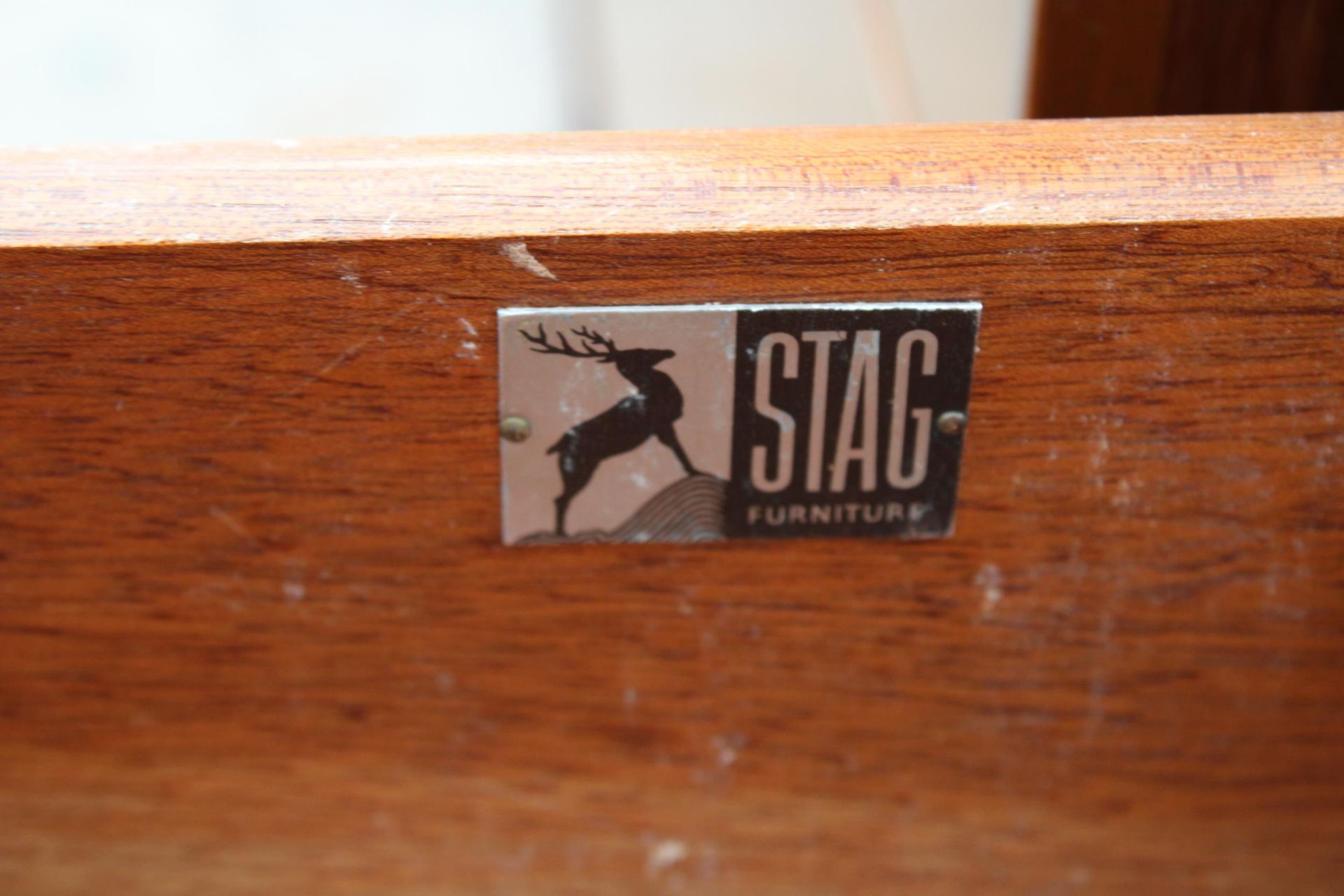 A RETRO STAG TWIN PEDESTAL DESK/DRESSING TABLE ENCLOSING SEVEN DRAWERS 48" WIDE - Image 2 of 3