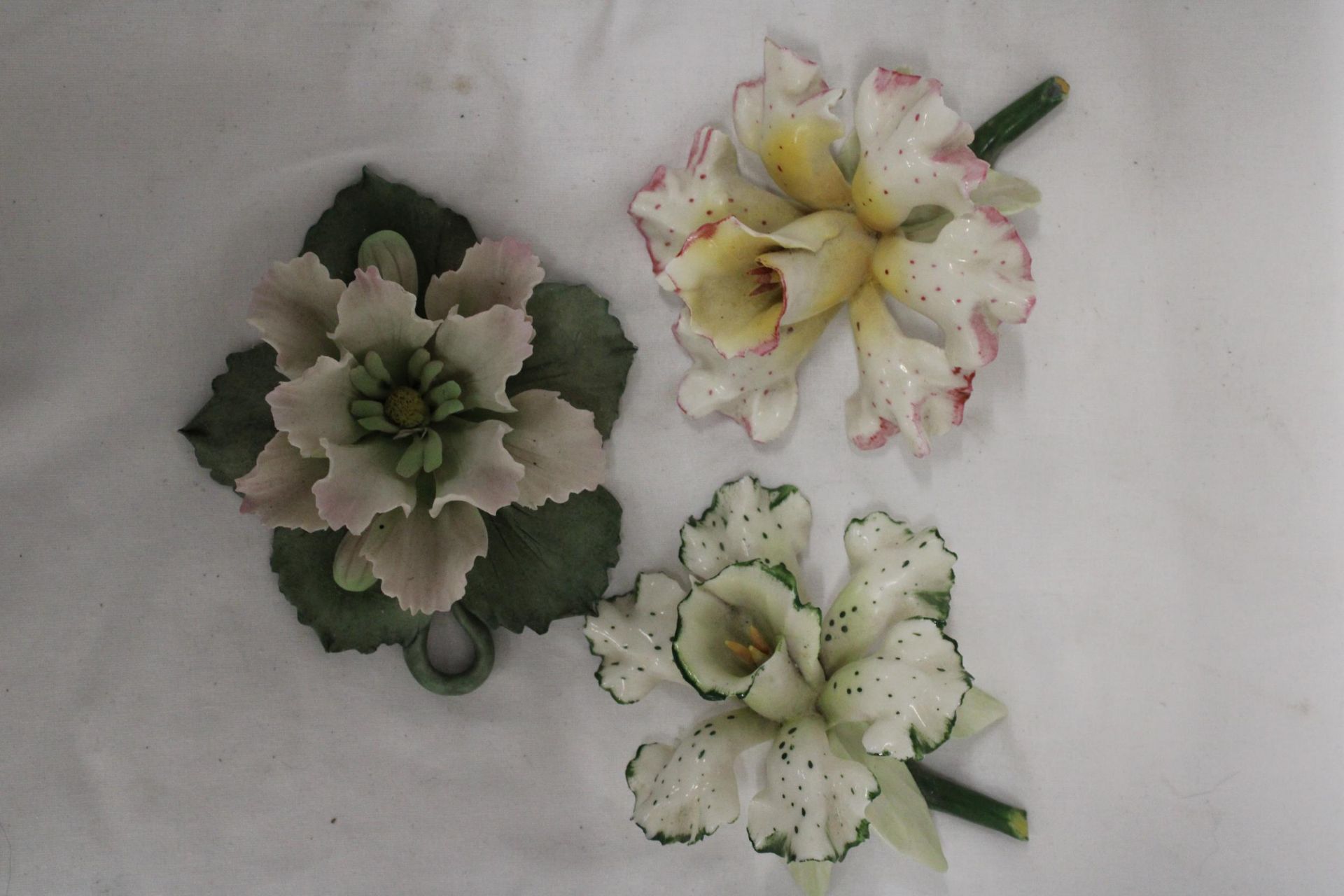 THREE DELICATE CERAMIC FLOWERS - Image 2 of 5