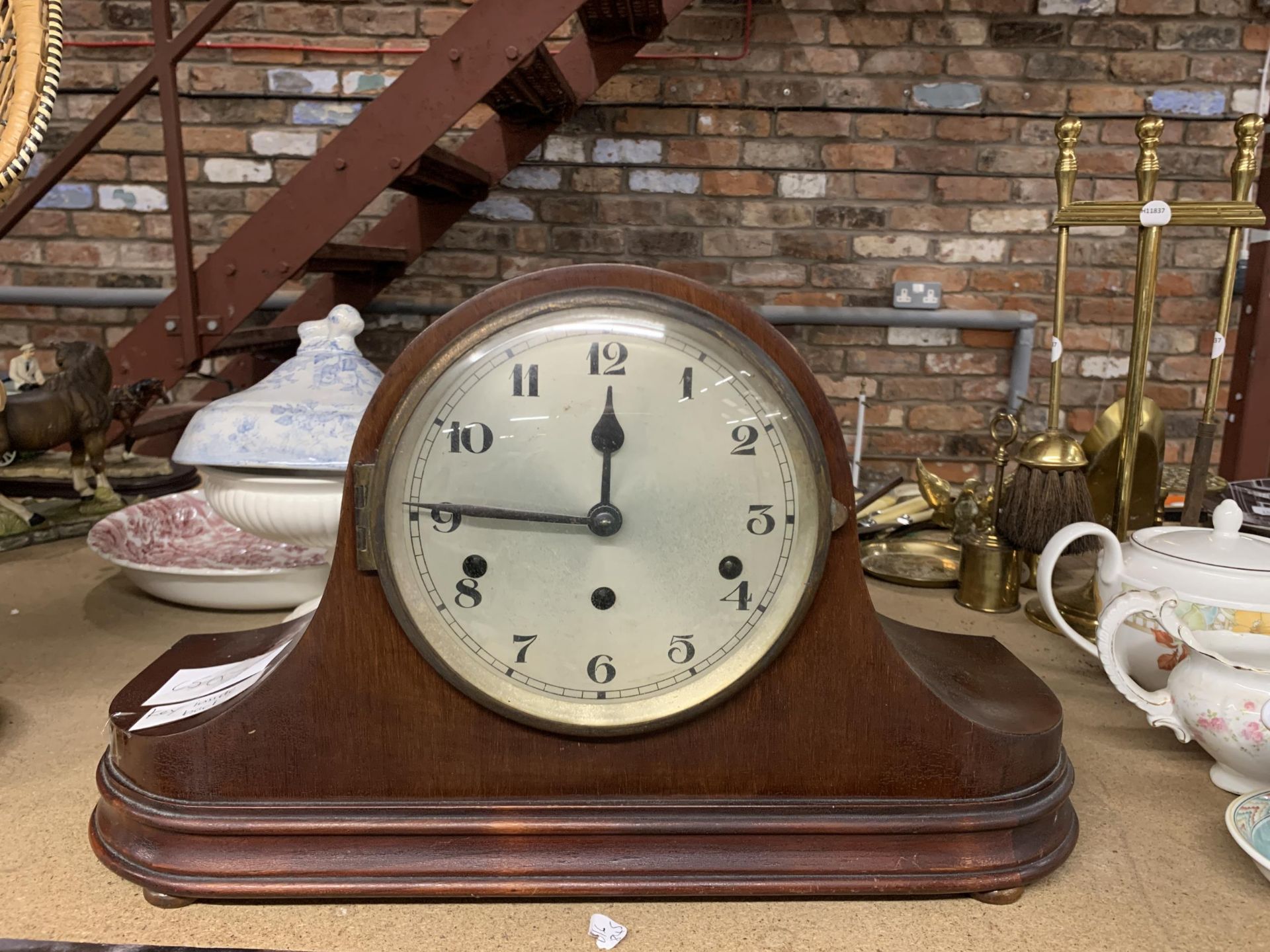 A LARGE VINTAGE MAHOGANY 'NAPOLEANS HAT' MANTLE CLOCK, WITH KEY