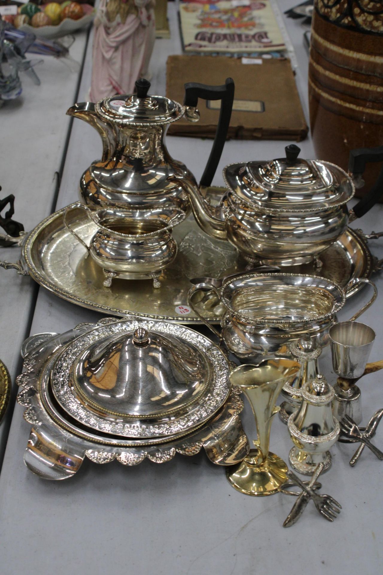 A QUANTITY OF SILVER PLATED ITEMS TO INCLUDE A TRAY, TEAPOT, COFFEE POT, CREAM JUG, SUGAR BOWL,
